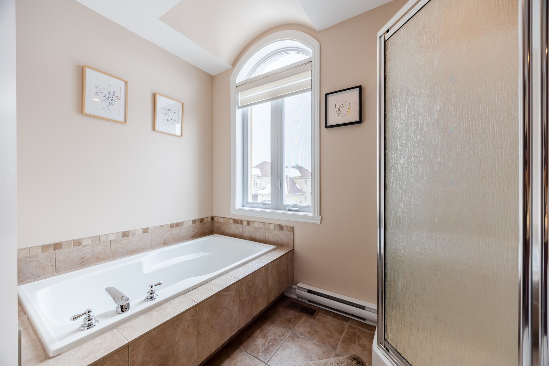 









3885


Carré Pauline-Lighstone

,
Montréal (Saint-Laurent),




QC
H4R3K3

