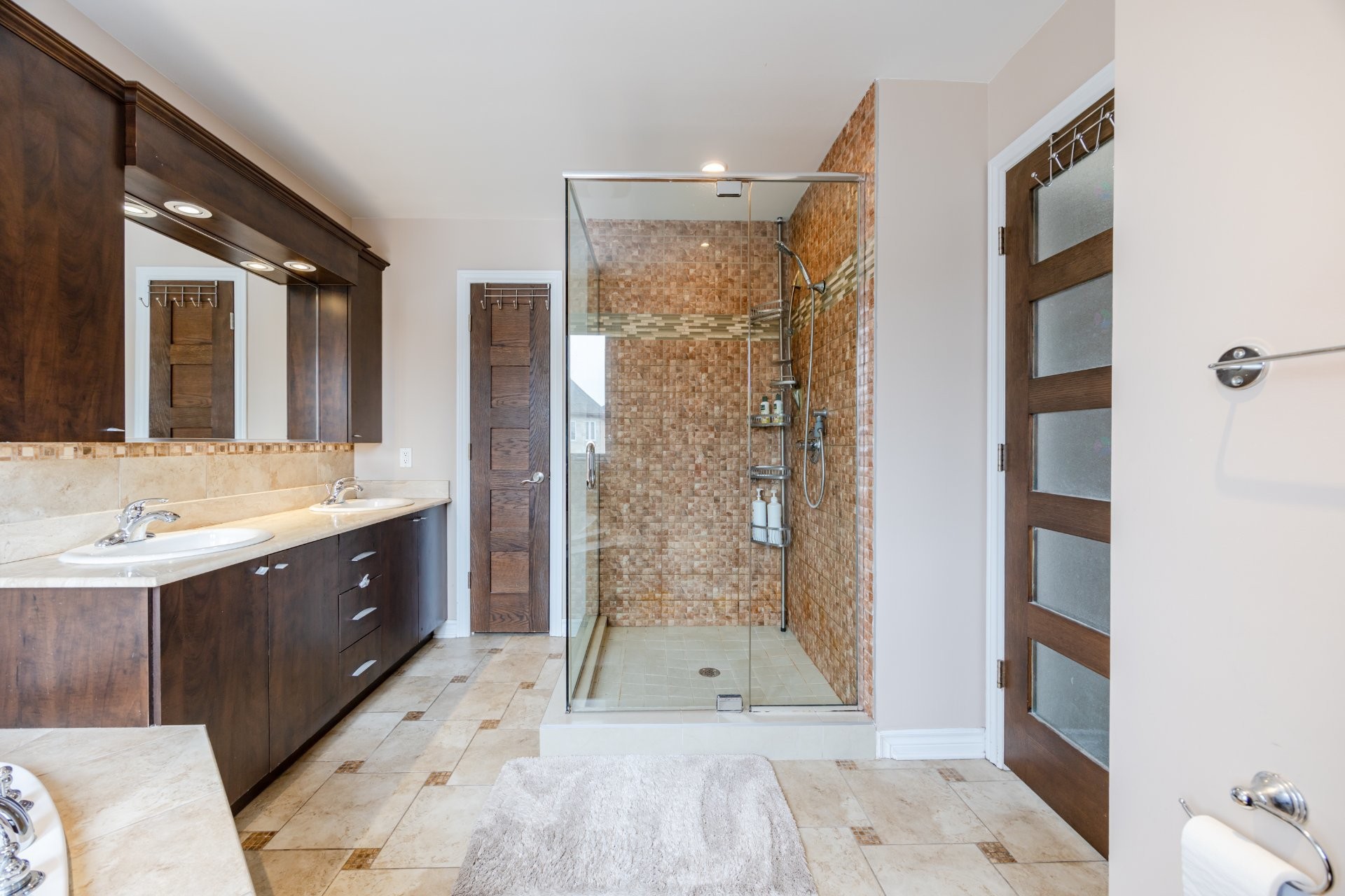 









3885


Carré Pauline-Lighstone

,
Montréal (Saint-Laurent),




QC
H4R3K3

