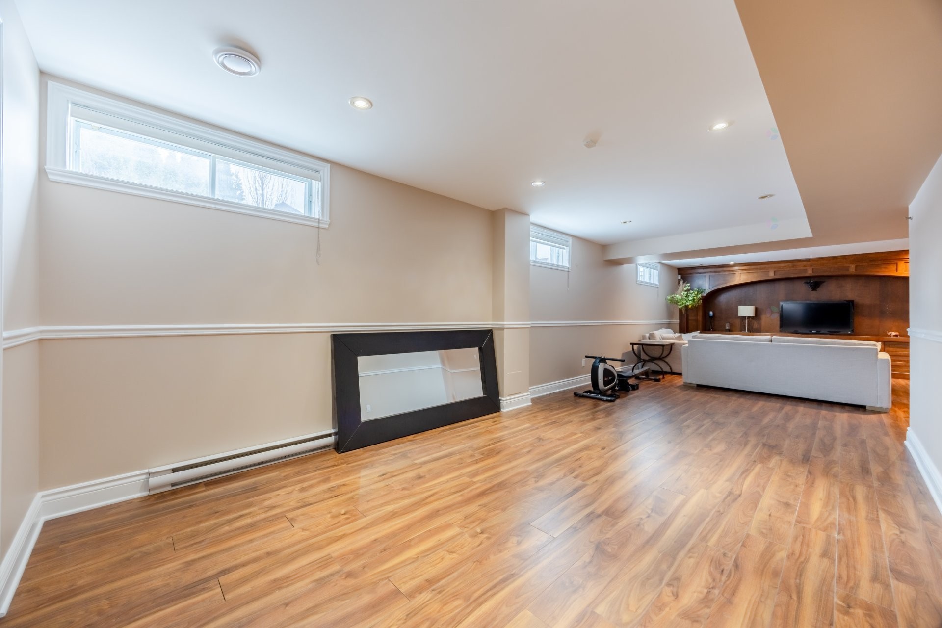 









3885


Carré Pauline-Lighstone

,
Montréal (Saint-Laurent),




QC
H4R3K3

