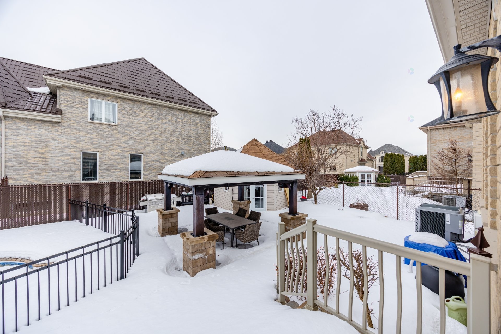 









3885


Carré Pauline-Lighstone

,
Montréal (Saint-Laurent),




QC
H4R3K3

