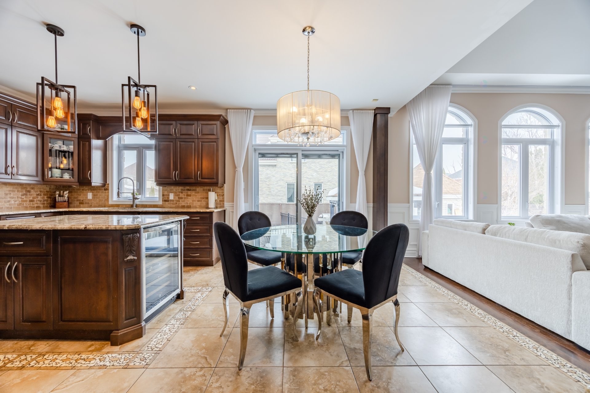 









3885


Carré Pauline-Lighstone

,
Montréal (Saint-Laurent),




QC
H4R3K3

