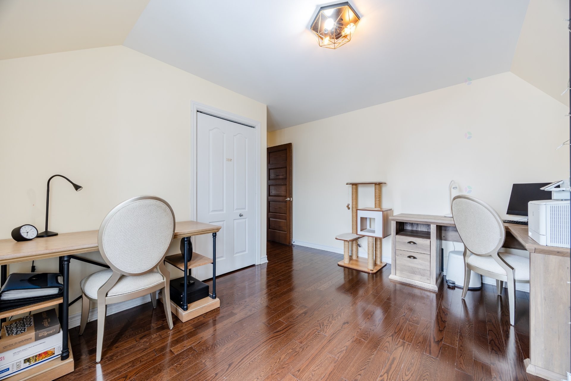 









3885


Carré Pauline-Lighstone

,
Montréal (Saint-Laurent),




QC
H4R3K3

