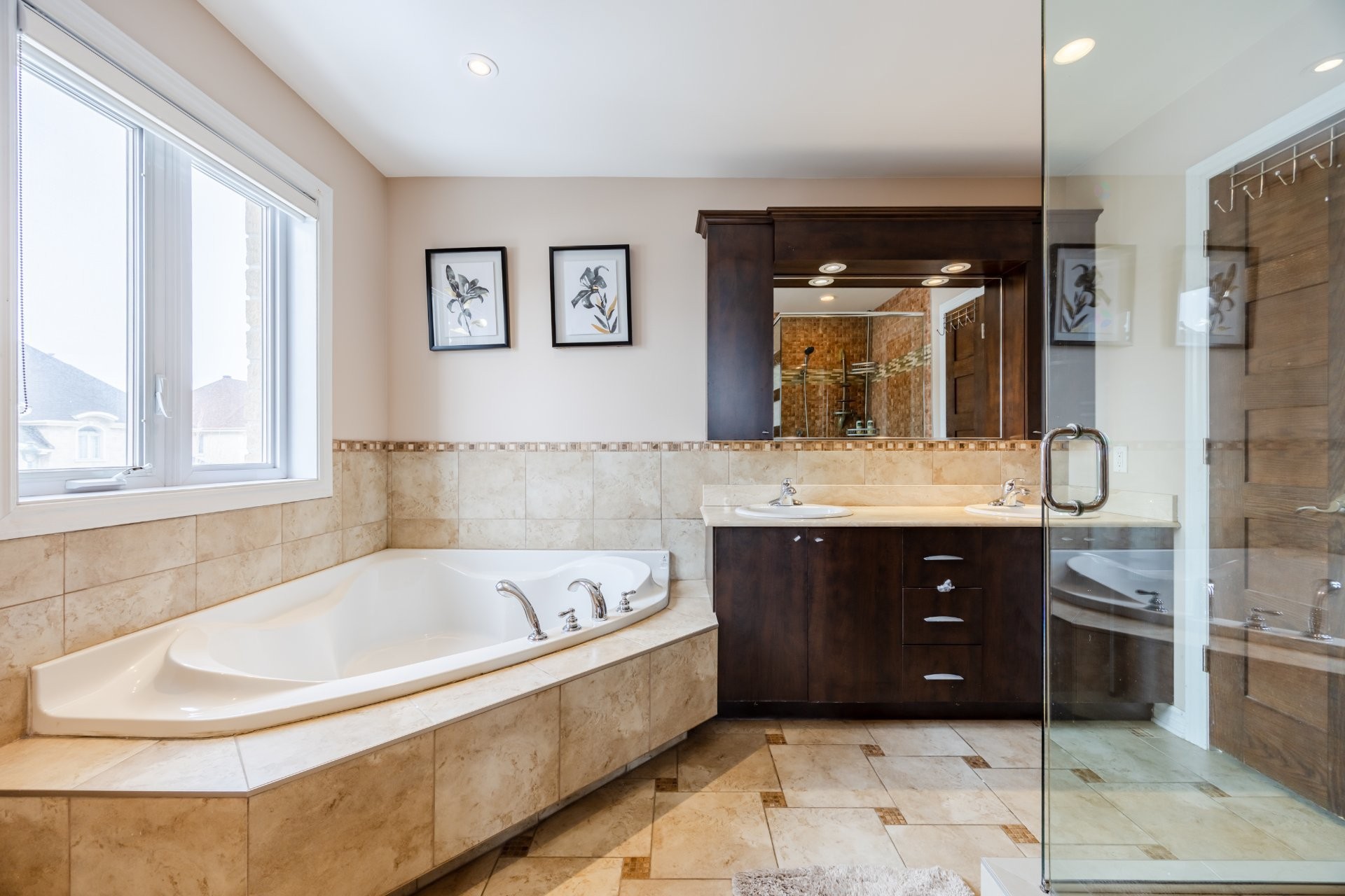 









3885


Carré Pauline-Lighstone

,
Montréal (Saint-Laurent),




QC
H4R3K3

