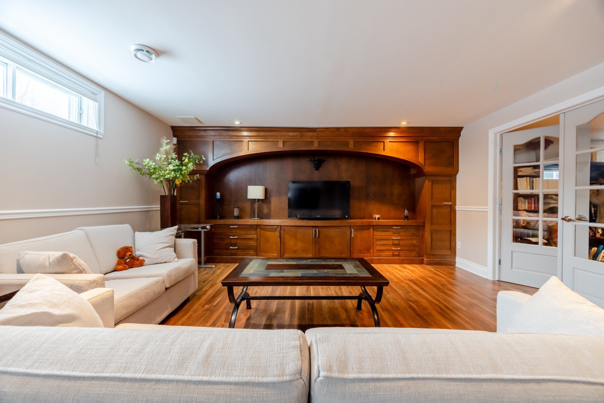 









3885


Carré Pauline-Lighstone

,
Montréal (Saint-Laurent),




QC
H4R3K3

