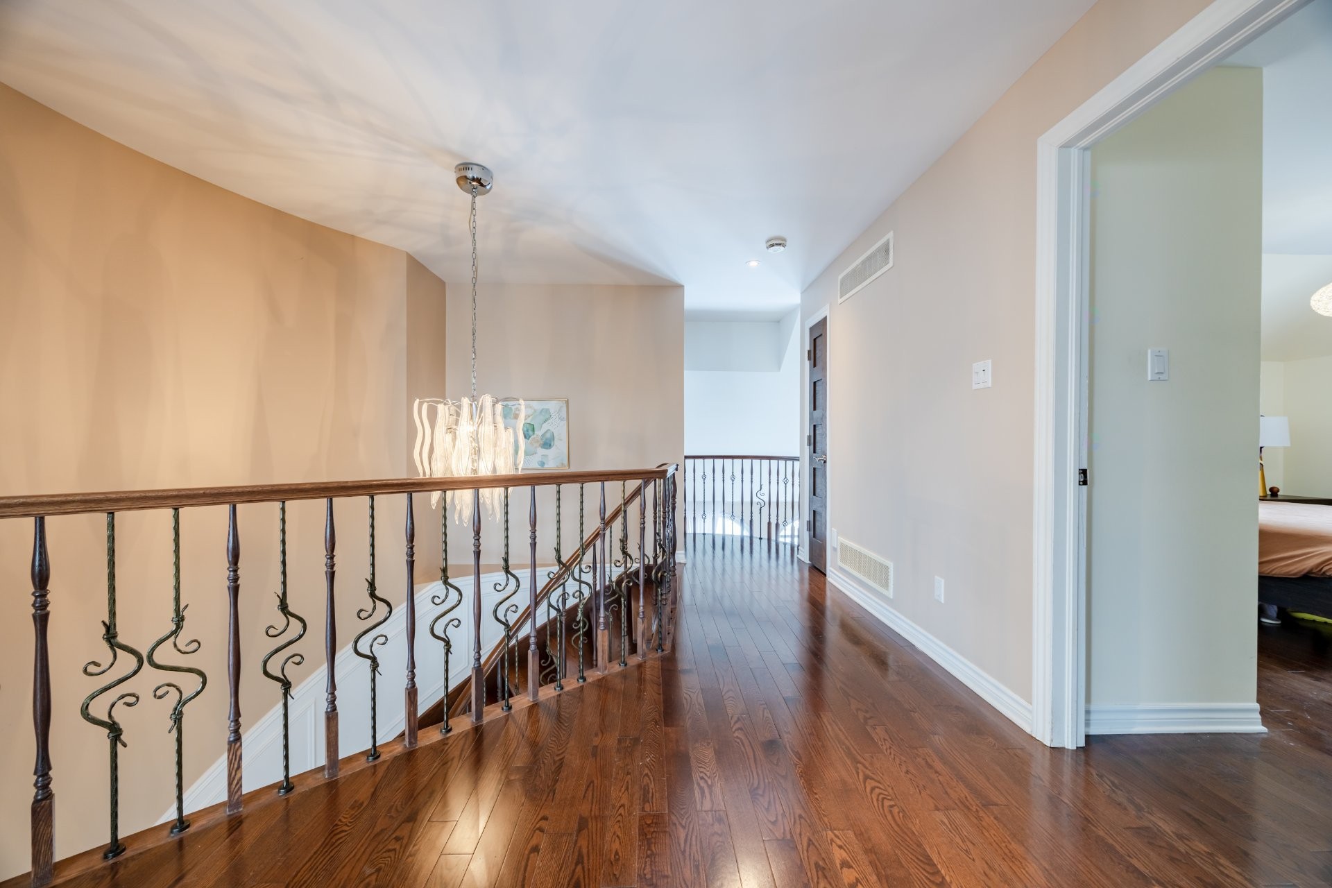 









3885


Carré Pauline-Lighstone

,
Montréal (Saint-Laurent),




QC
H4R3K3

