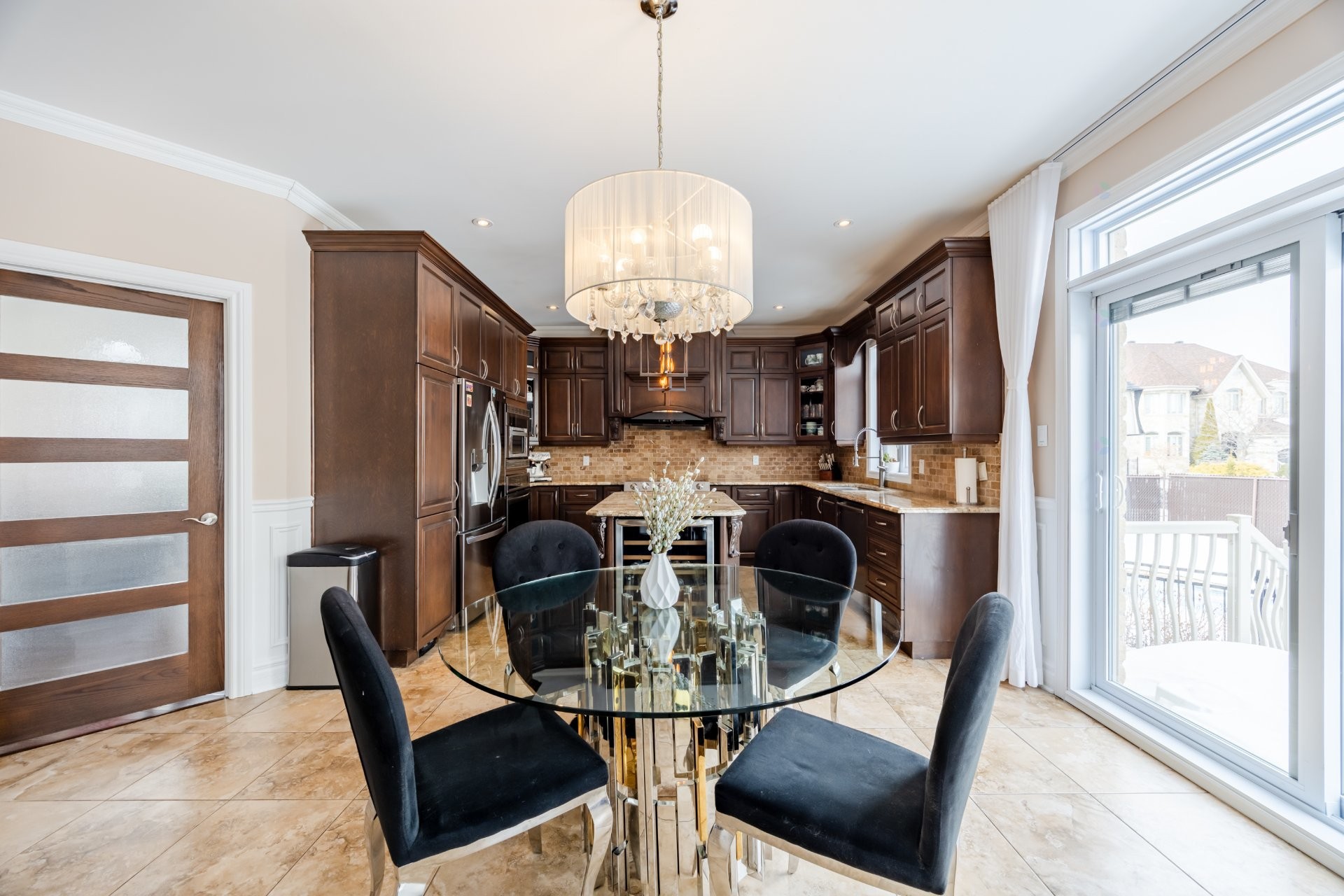 









3885


Carré Pauline-Lighstone

,
Montréal (Saint-Laurent),




QC
H4R3K3

