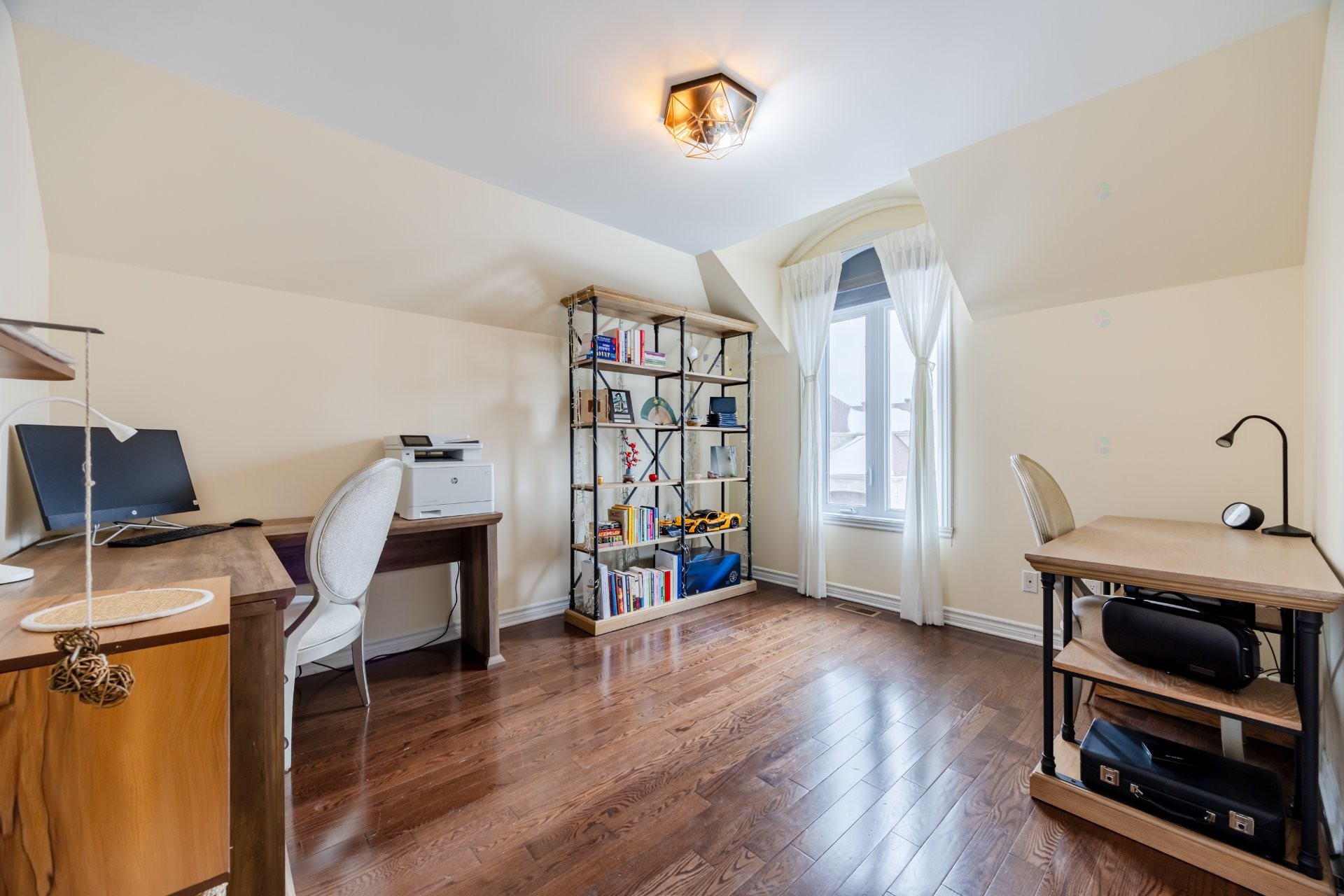 









3885


Carré Pauline-Lighstone

,
Montréal (Saint-Laurent),




QC
H4R3K3

