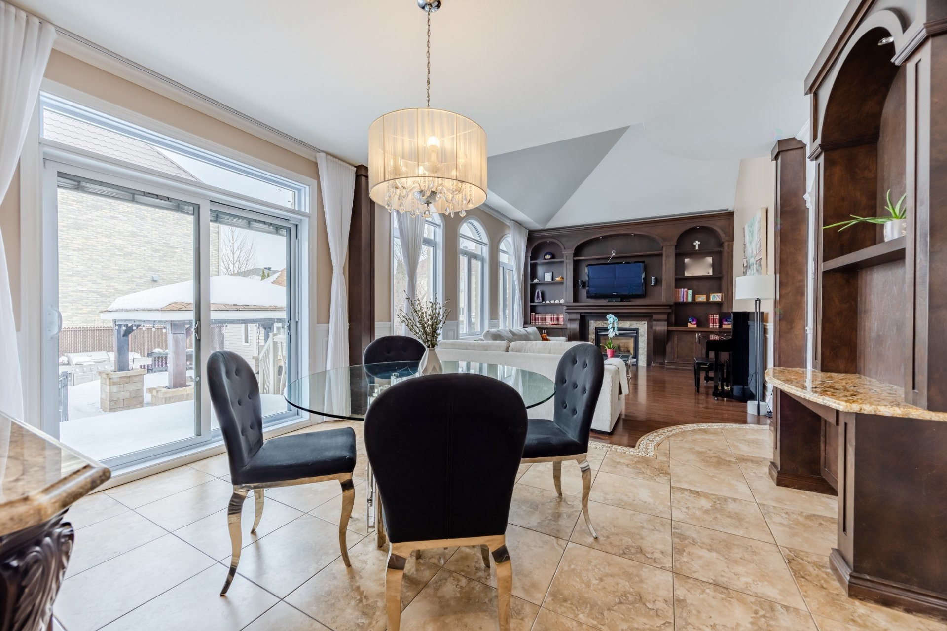 









3885


Carré Pauline-Lighstone

,
Montréal (Saint-Laurent),




QC
H4R3K3

