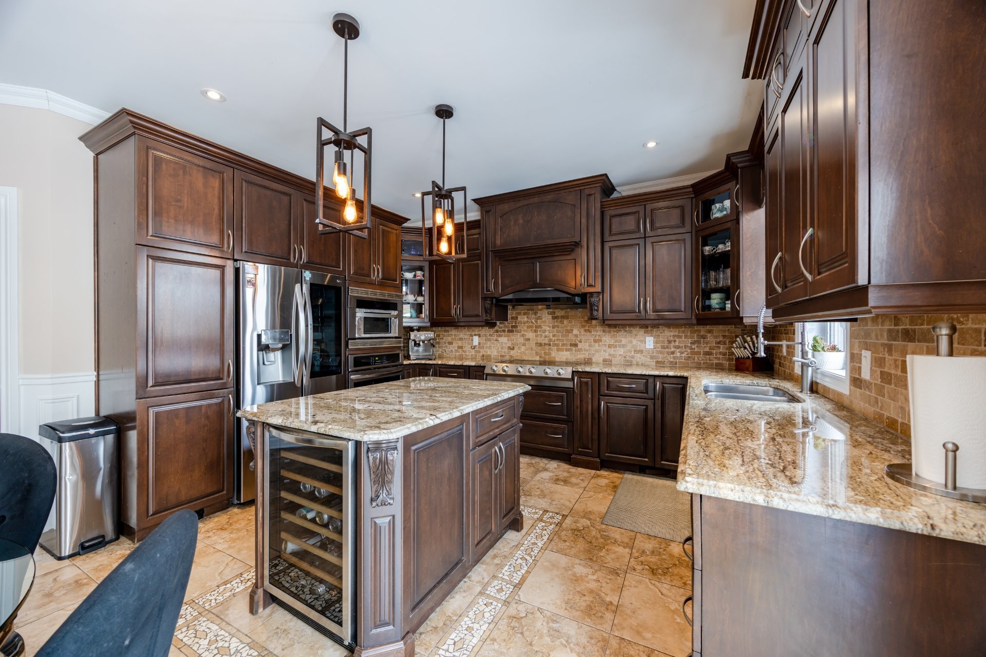 









3885


Carré Pauline-Lighstone

,
Montréal (Saint-Laurent),




QC
H4R3K3

