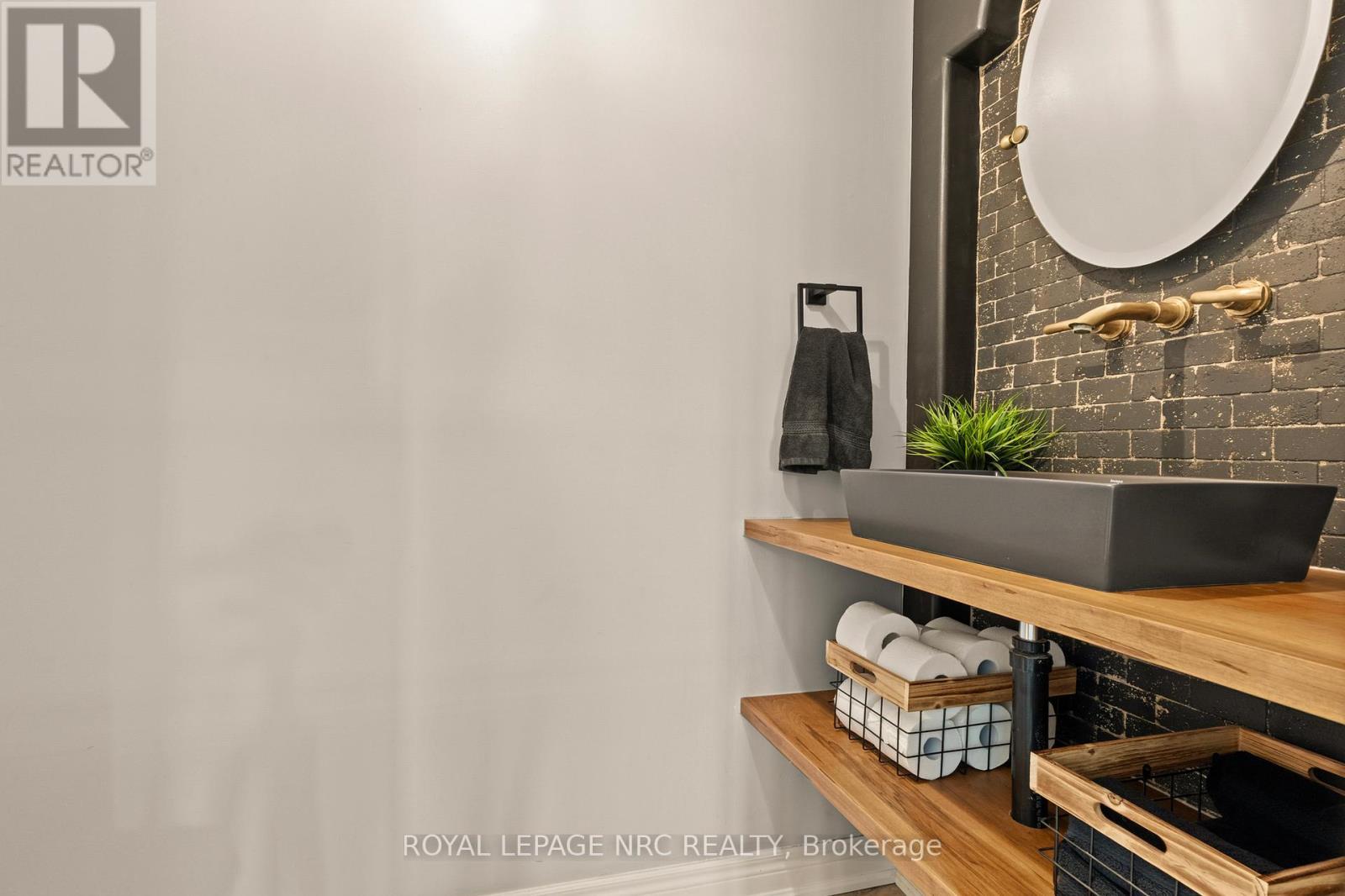 












63 TERRACE DRIVE

,
Grimsby (Grimsby East),




Ontario
L3M1B6

