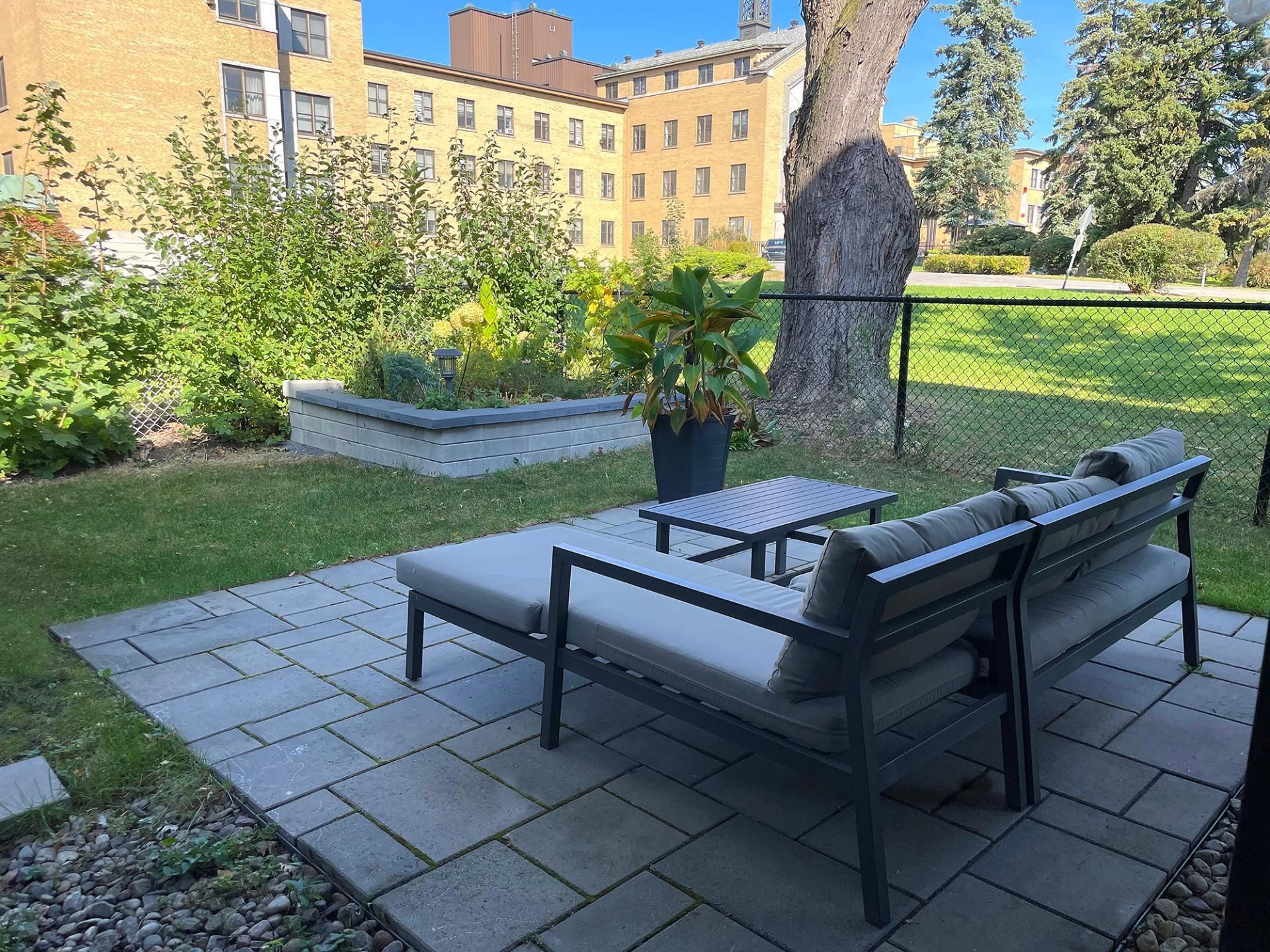 









5591


Rue Beaubien E.

,
Montréal (Rosemont/La Petite-Patrie),




QC
H1T1X3

