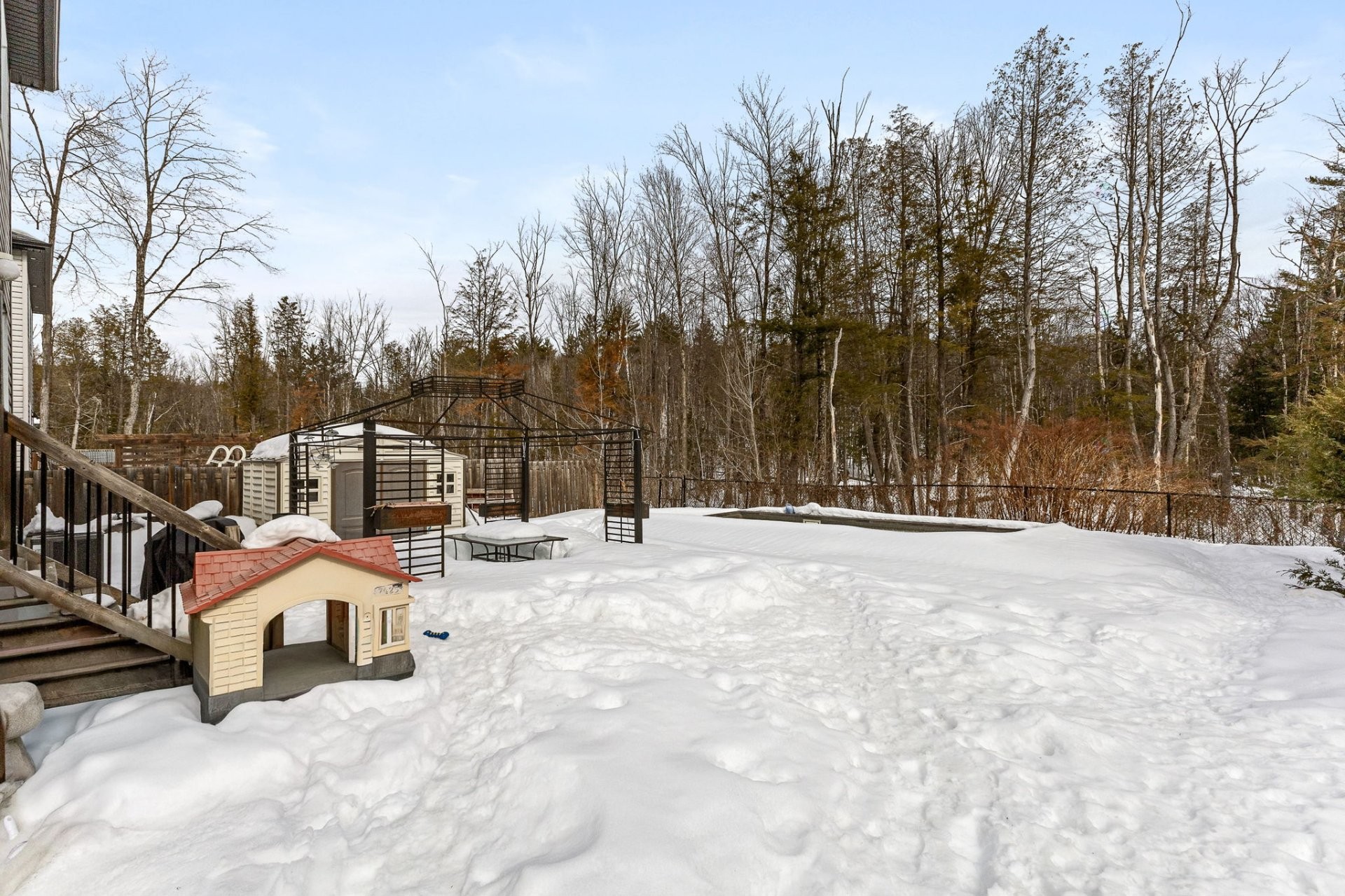 









18


Rue Adonis

, B,
Val-des-Monts,




QC
J8N0C1

