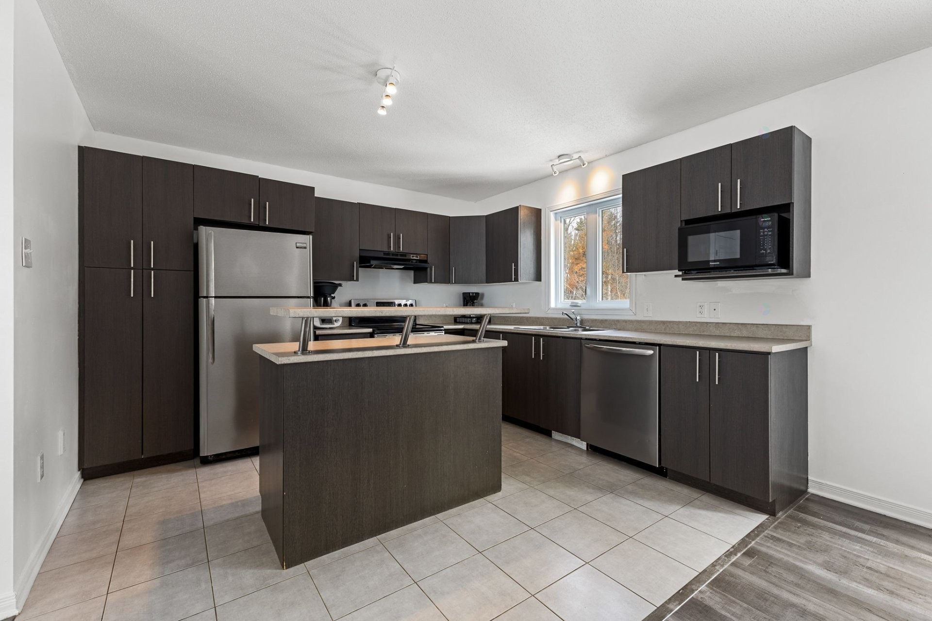 









18


Rue Adonis

, B,
Val-des-Monts,




QC
J8N0C1

