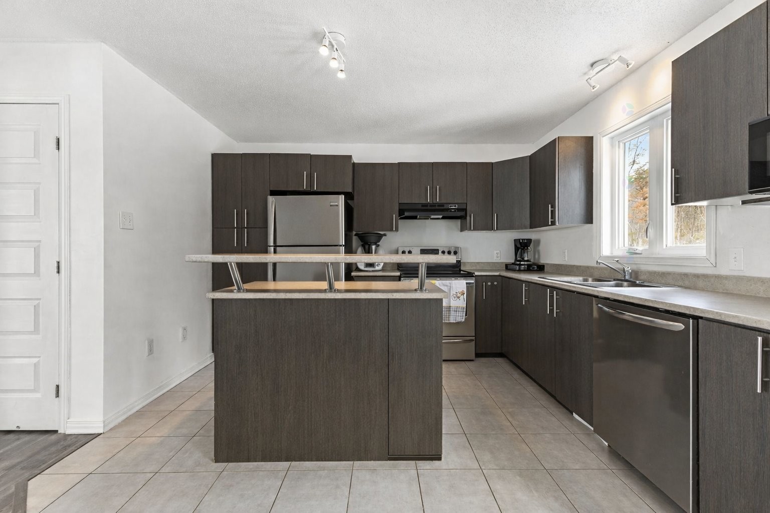 









18


Rue Adonis

, B,
Val-des-Monts,




QC
J8N0C1

