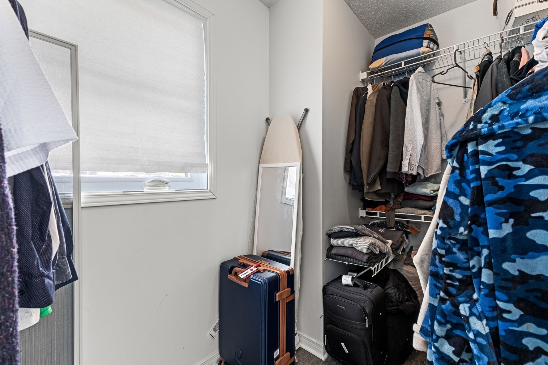 









18


Rue Adonis

, B,
Val-des-Monts,




QC
J8N0C1

