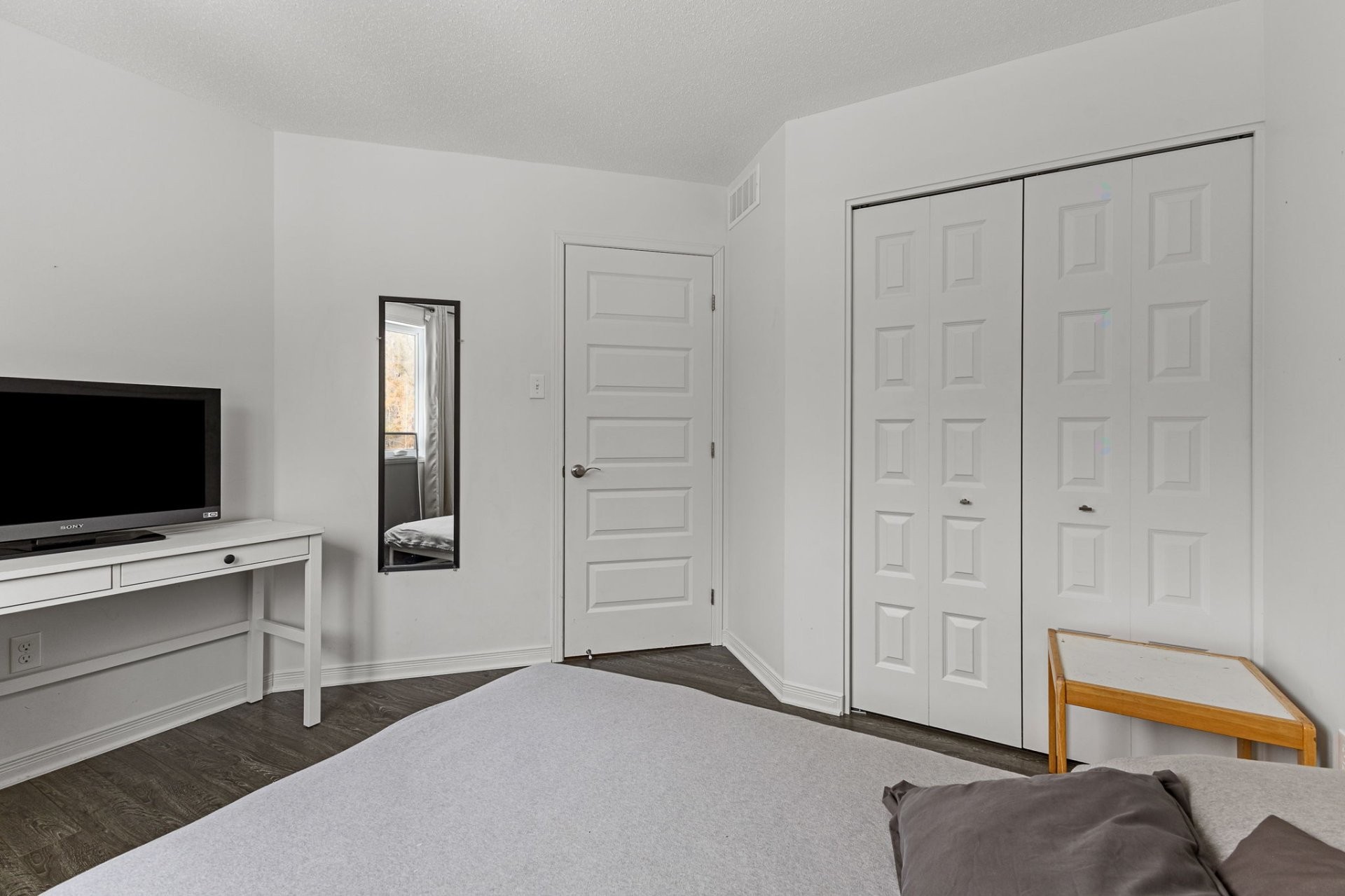 









18


Rue Adonis

, B,
Val-des-Monts,




QC
J8N0C1

