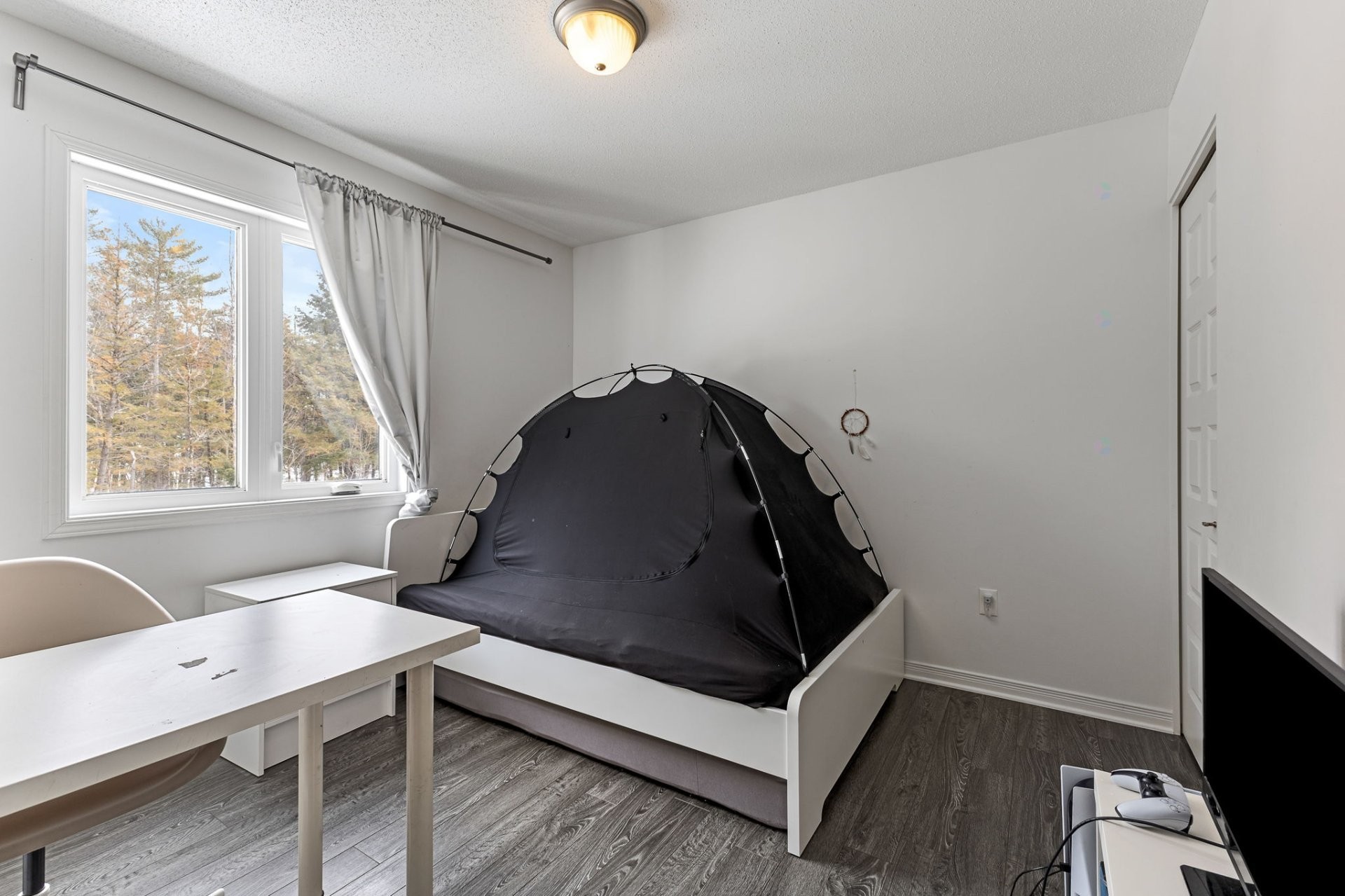 









18


Rue Adonis

, B,
Val-des-Monts,




QC
J8N0C1

