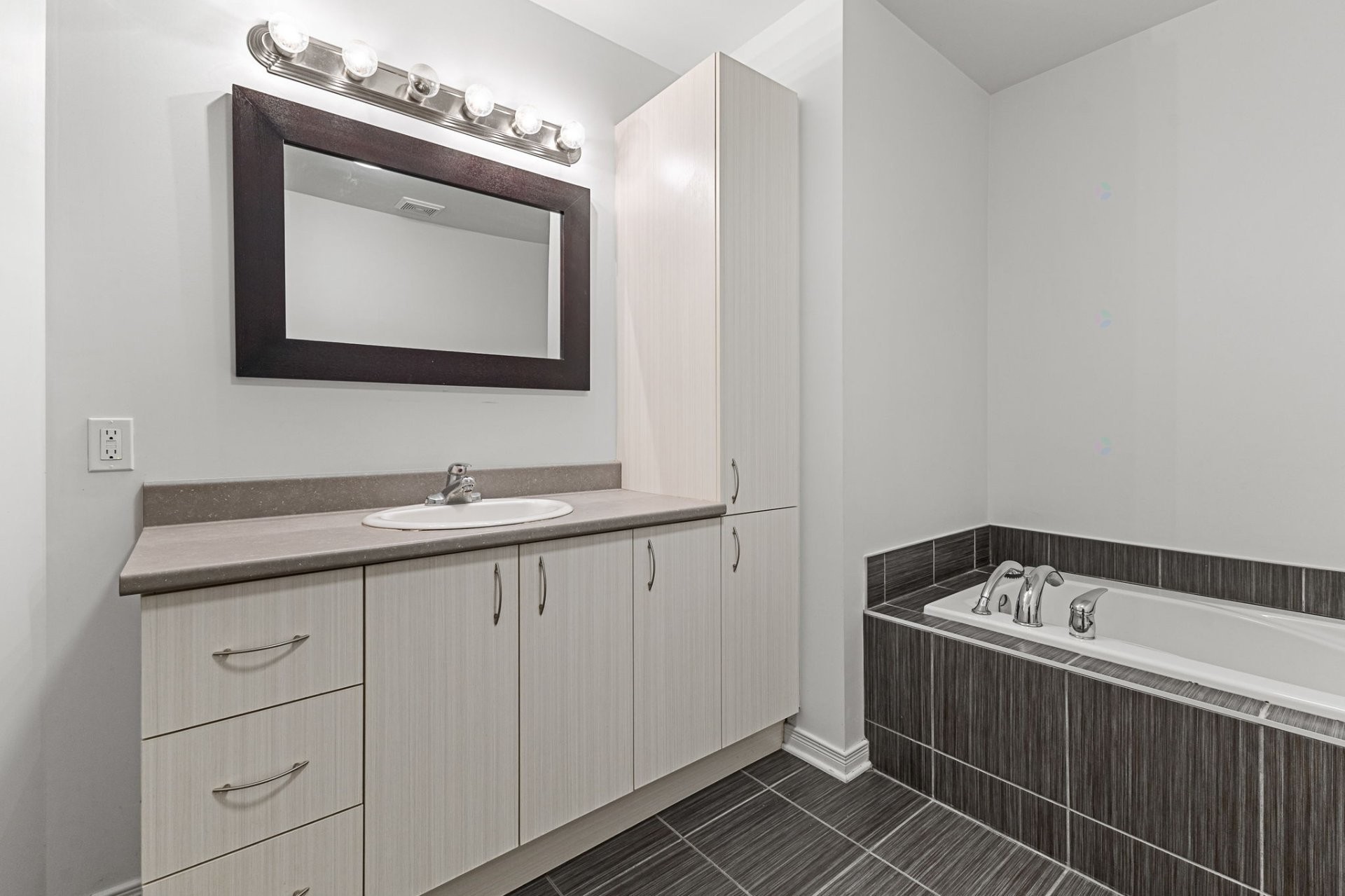 









18


Rue Adonis

, B,
Val-des-Monts,




QC
J8N0C1

