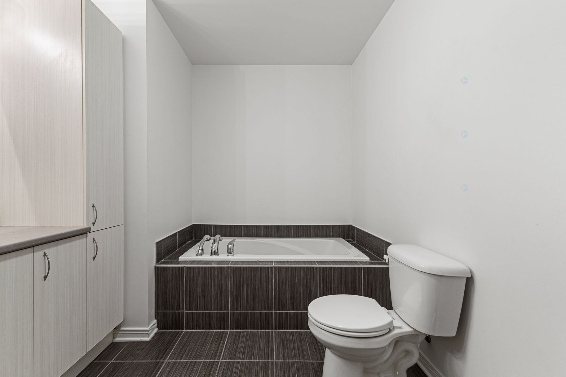 









18


Rue Adonis

, B,
Val-des-Monts,




QC
J8N0C1

