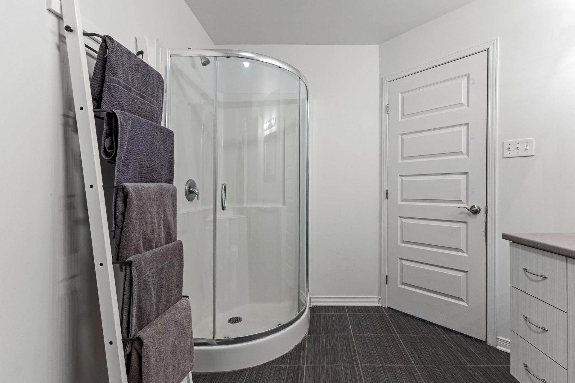 









18


Rue Adonis

, B,
Val-des-Monts,




QC
J8N0C1

