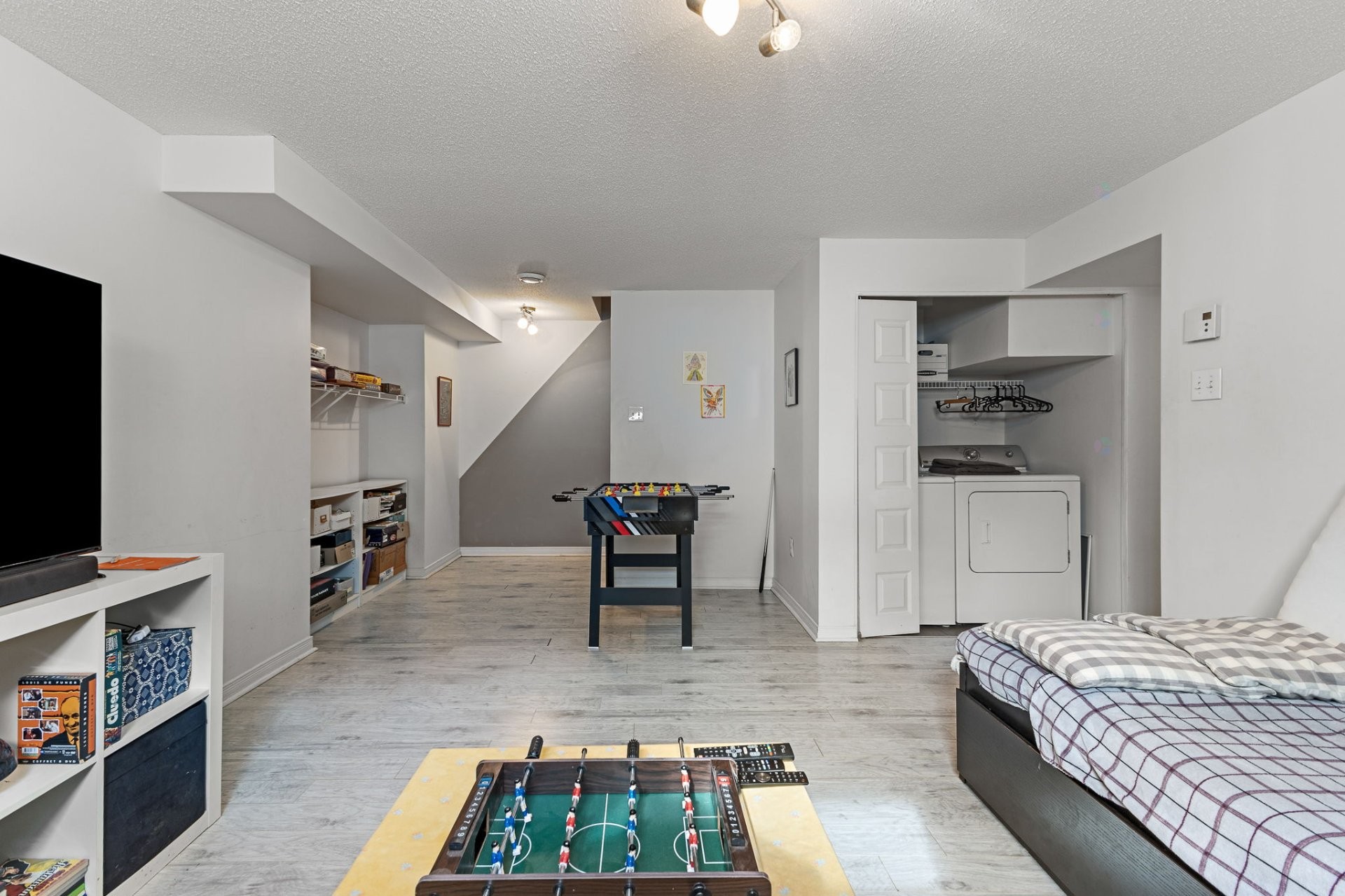 









18


Rue Adonis

, B,
Val-des-Monts,




QC
J8N0C1

