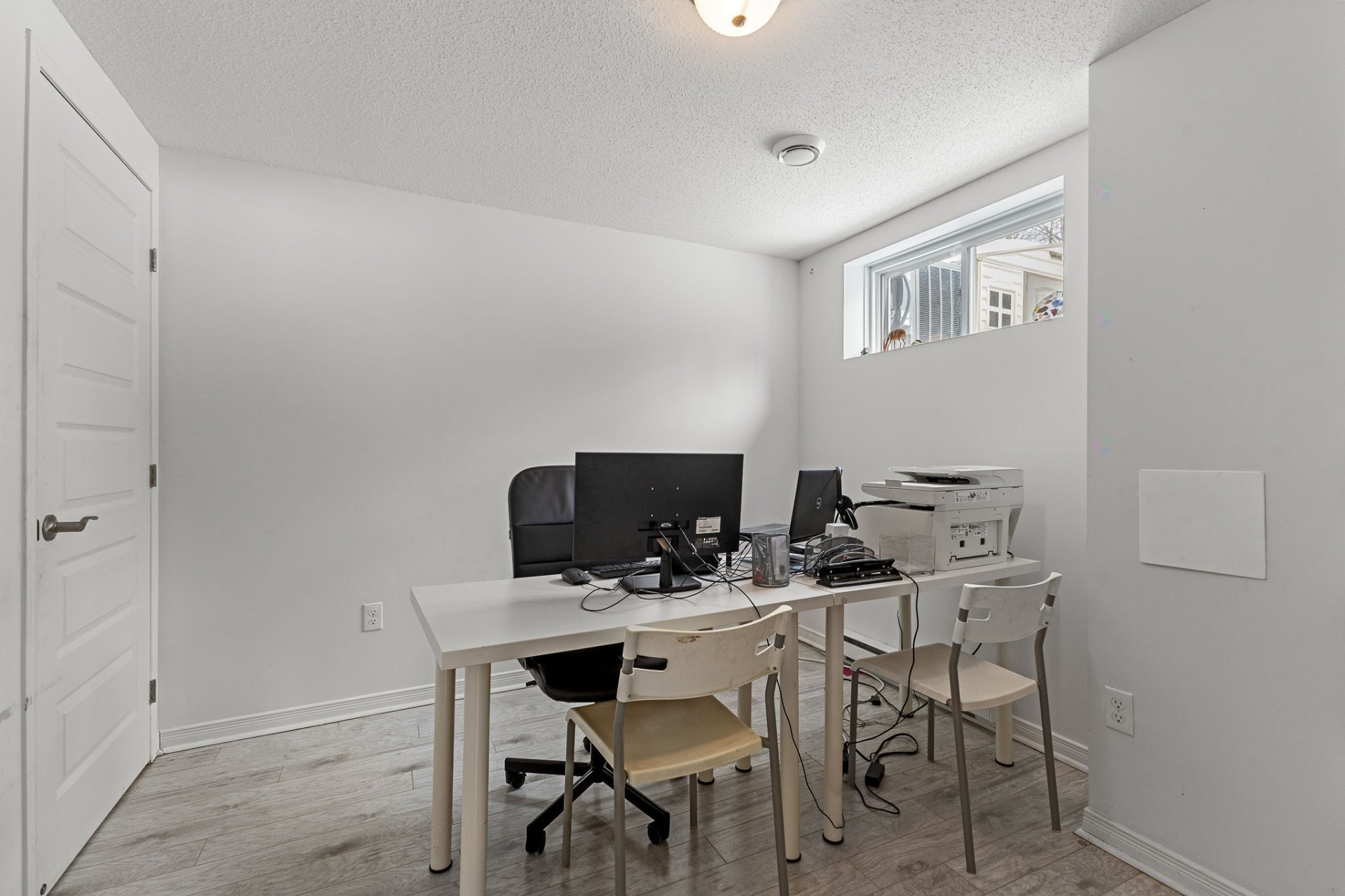 









18


Rue Adonis

, B,
Val-des-Monts,




QC
J8N0C1

