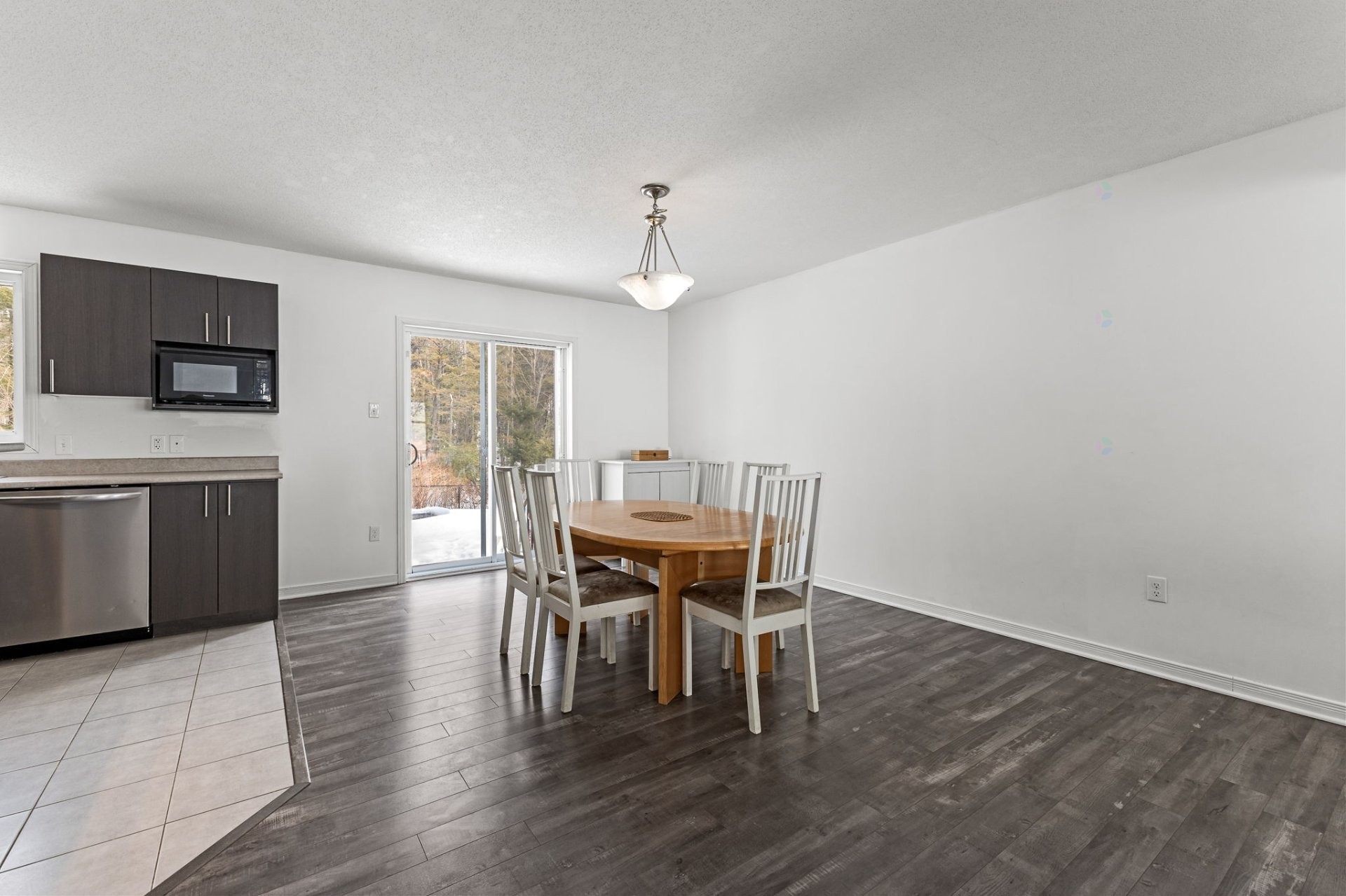 









18


Rue Adonis

, B,
Val-des-Monts,




QC
J8N0C1

