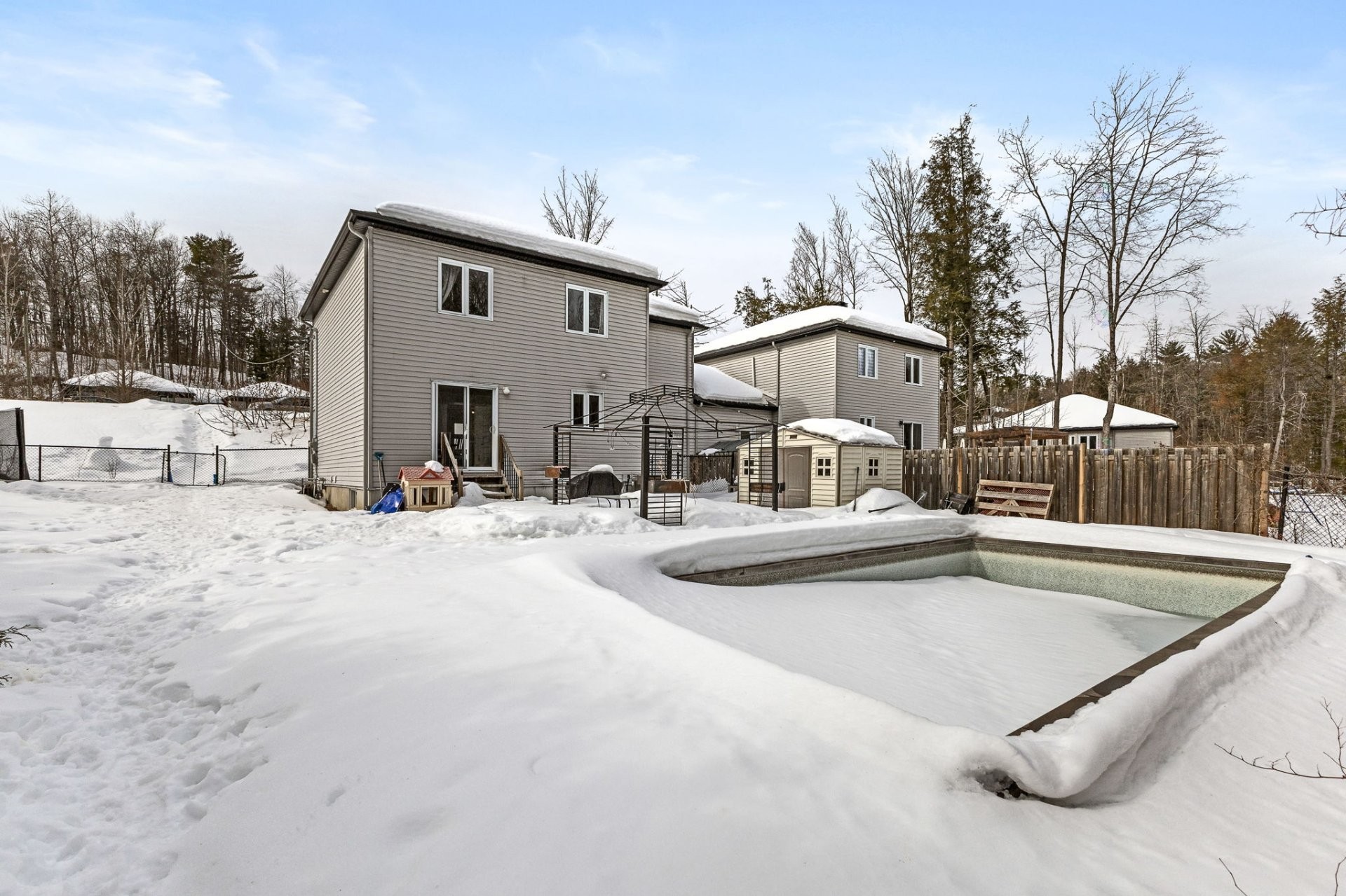 









18Z


Rue Adonis

, B,
Val-des-Monts,




QC
J8N0C1

