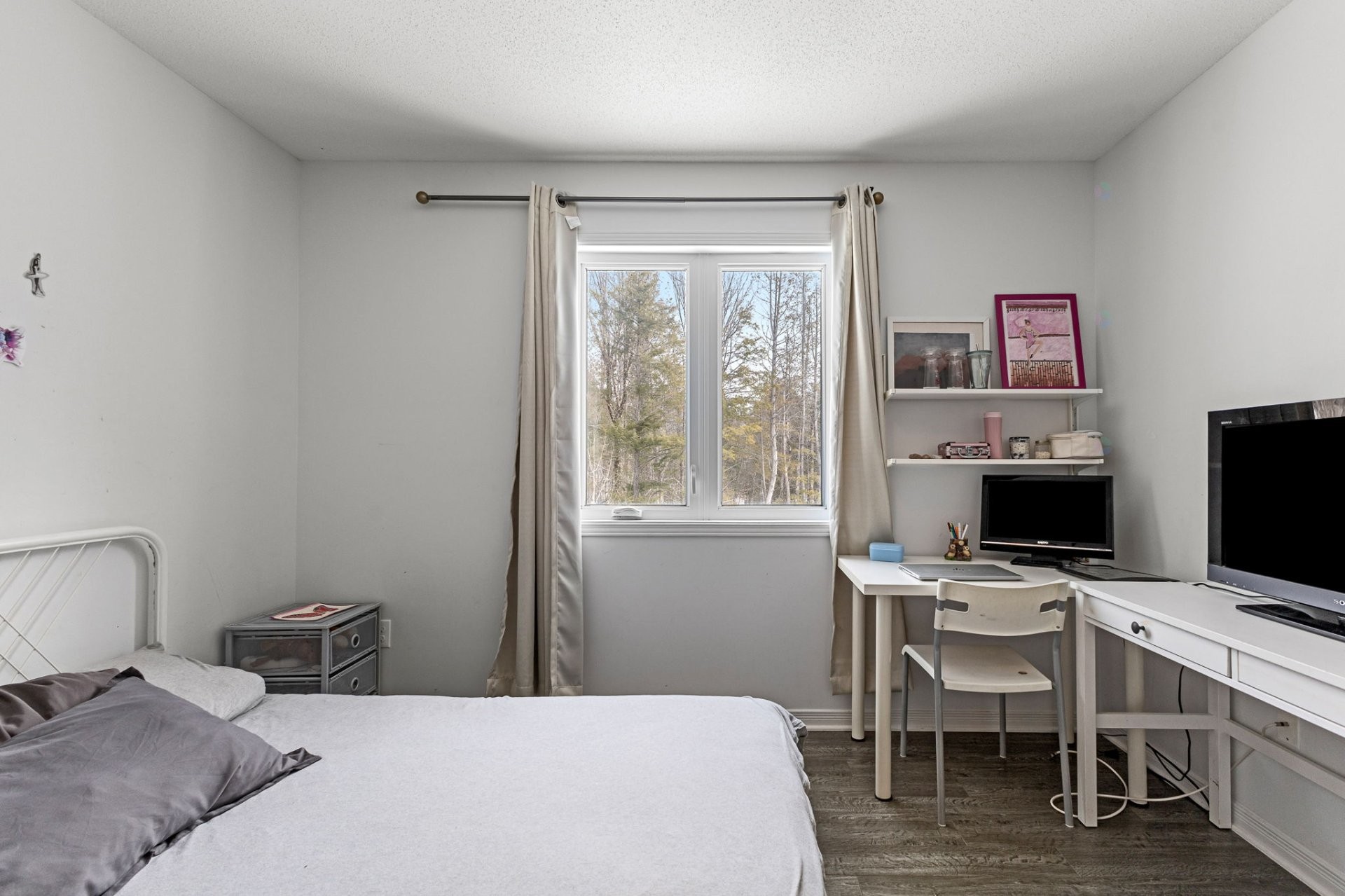 









18Z


Rue Adonis

, B,
Val-des-Monts,




QC
J8N0C1

