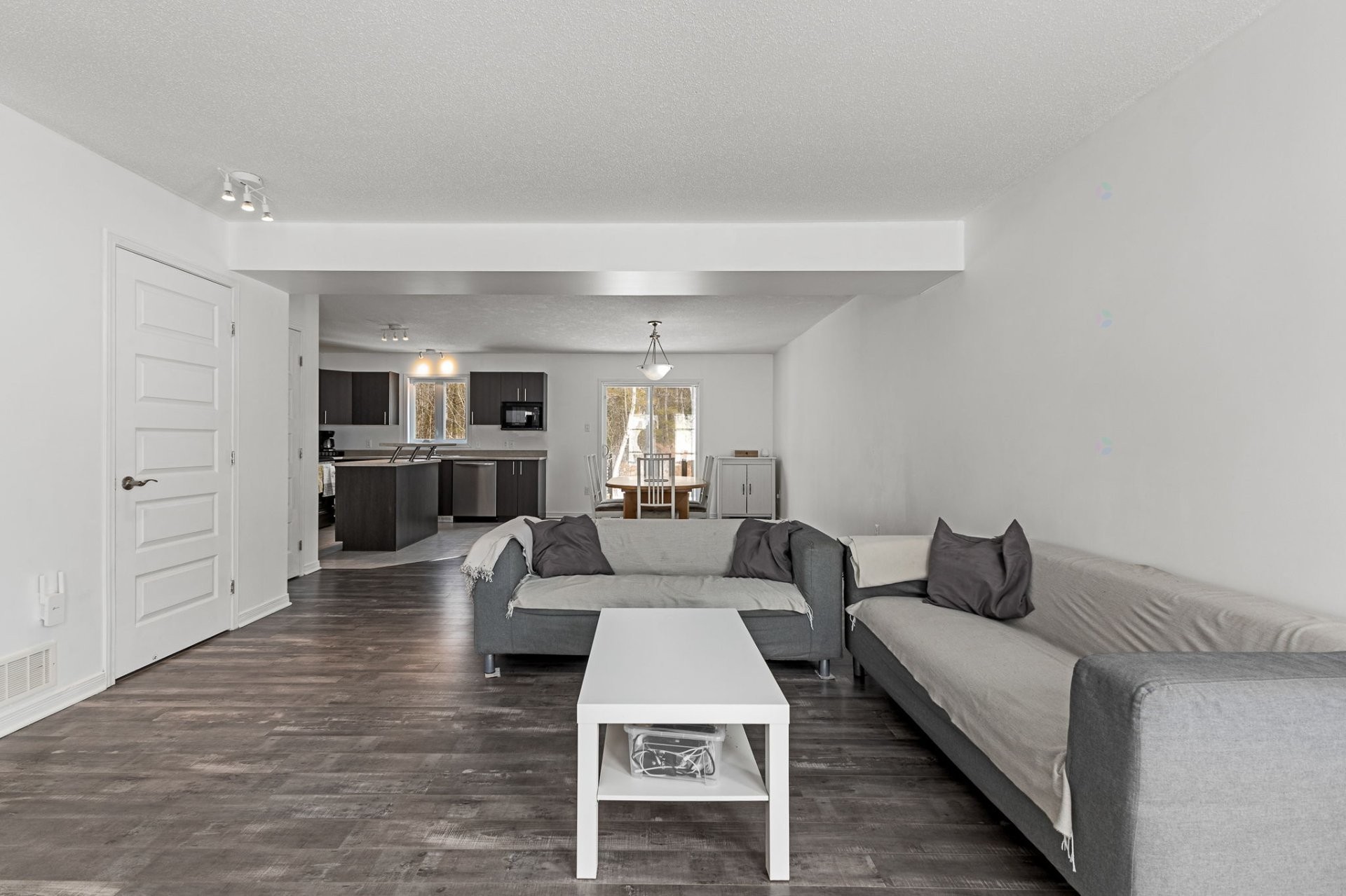 









18Z


Rue Adonis

, B,
Val-des-Monts,




QC
J8N0C1

