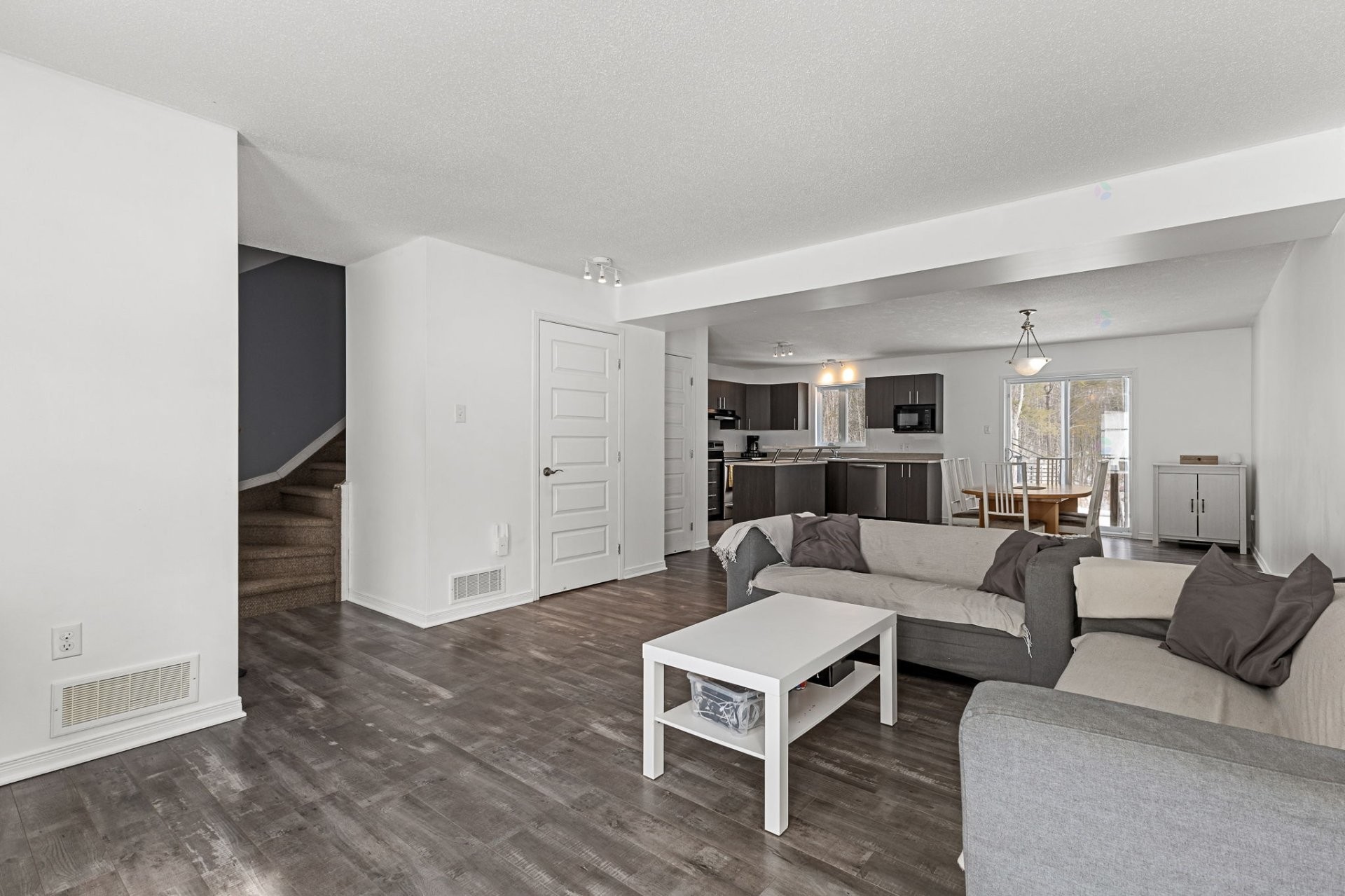 









18Z


Rue Adonis

, B,
Val-des-Monts,




QC
J8N0C1

