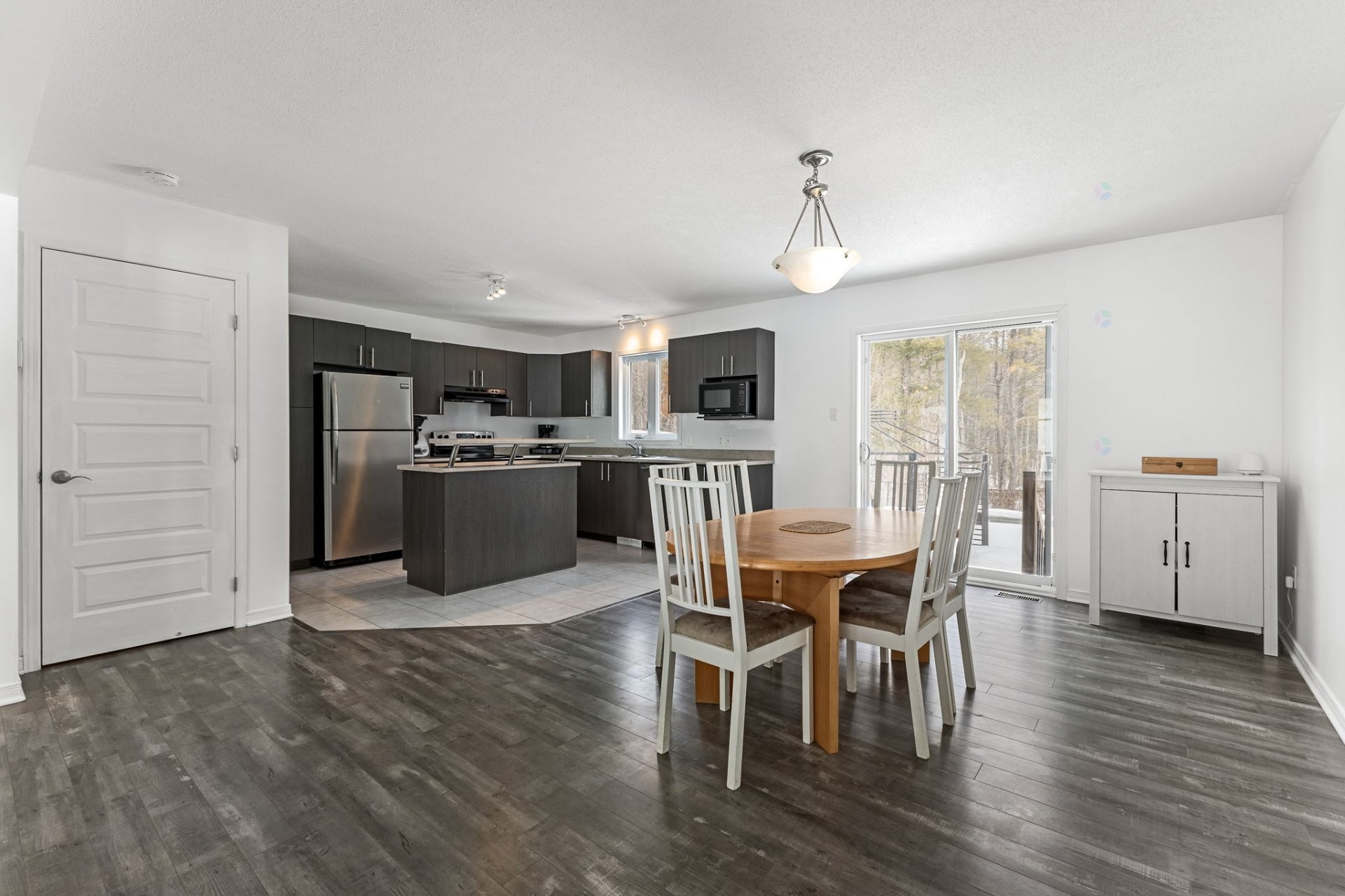 









18Z


Rue Adonis

, B,
Val-des-Monts,




QC
J8N0C1

