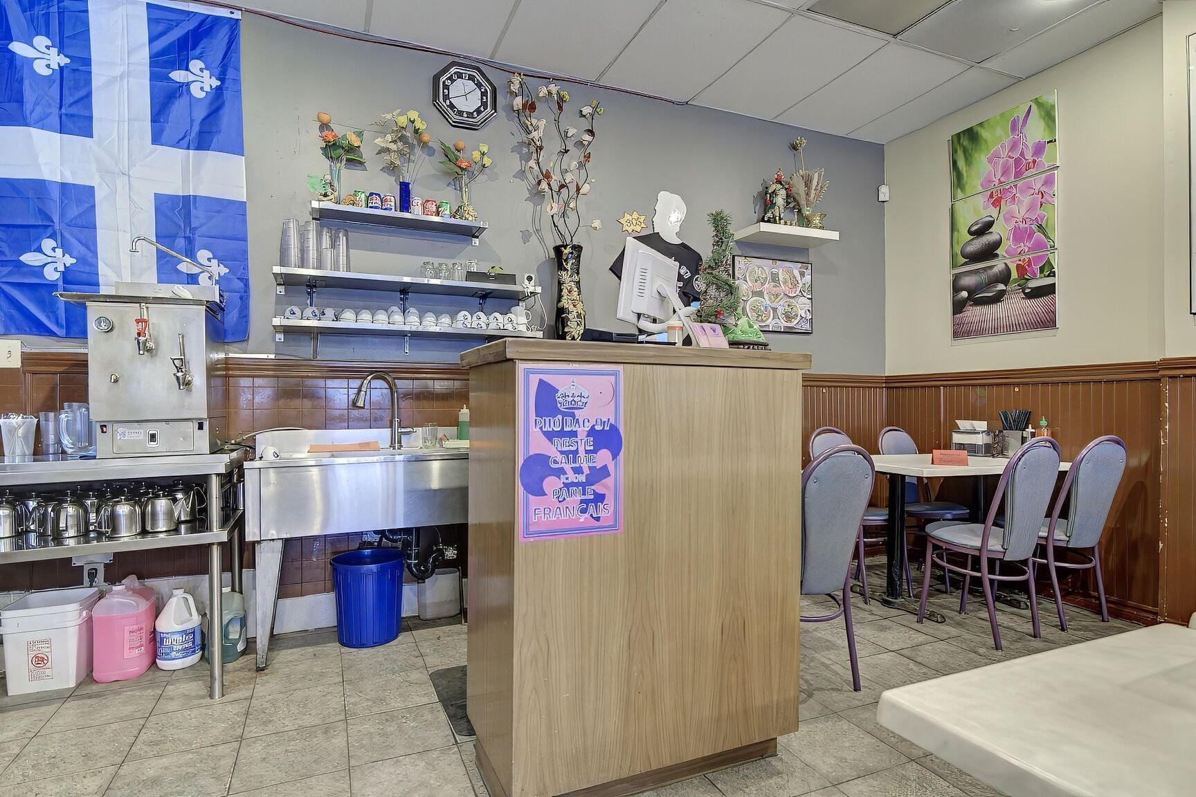 









1016


Boul. St-Laurent

,
Montréal (Ville-Marie),




QC
H2Z1J3

