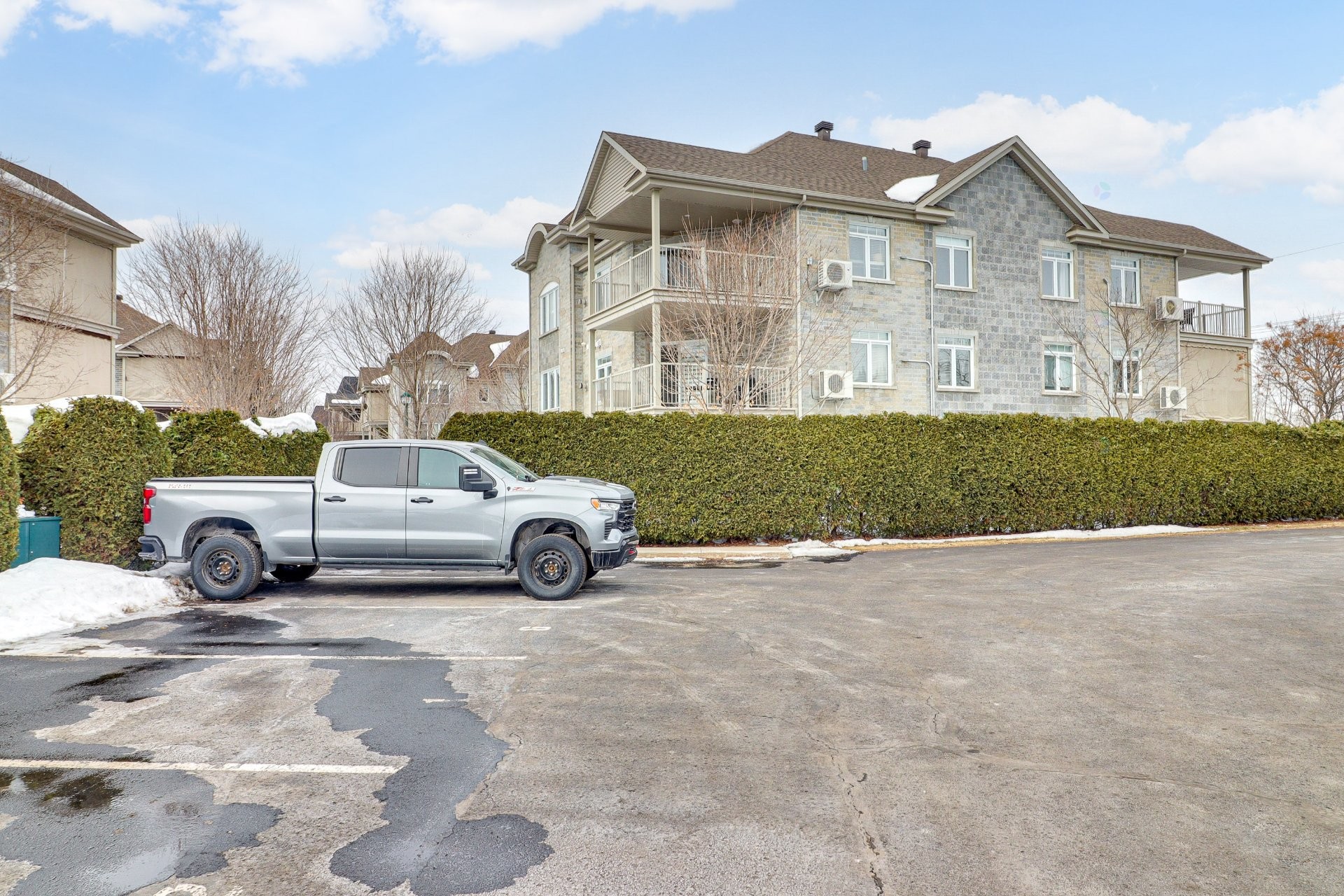 









43


37e Avenue E.

, 105,
Blainville,




QC
J7C5Z4

