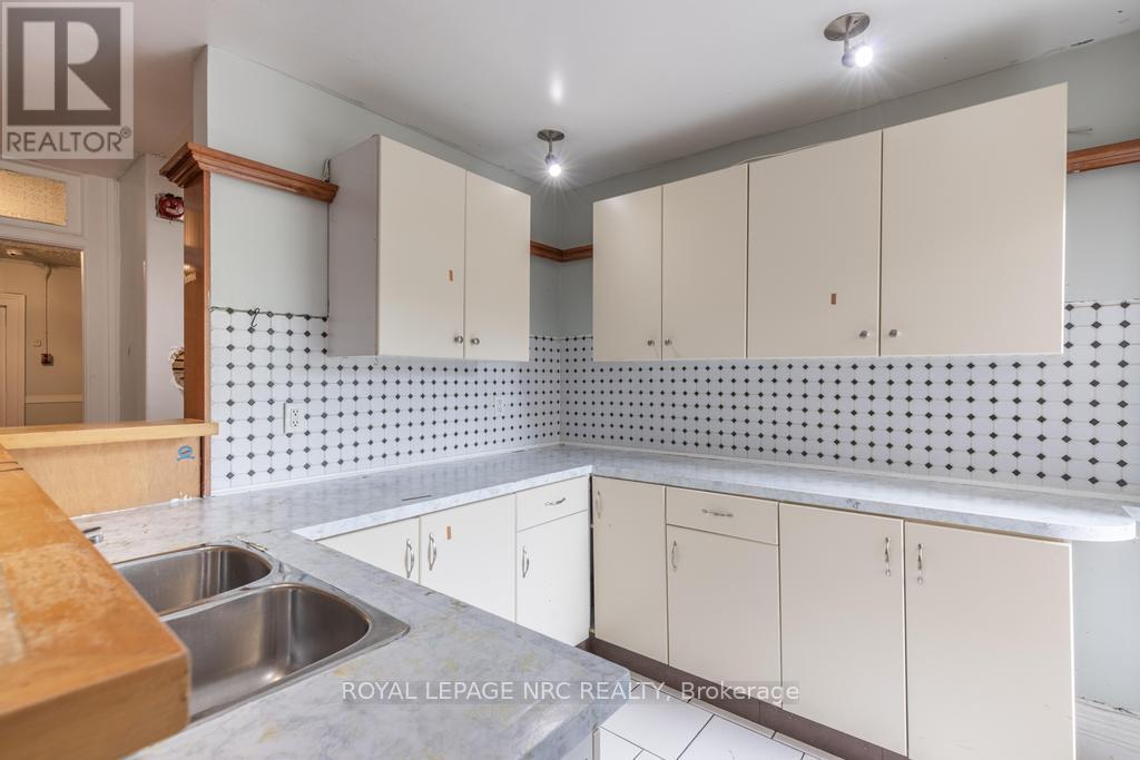 












22 ACADEMY STREET

,
St. Catharines,




Ontario
L2R4Z6

