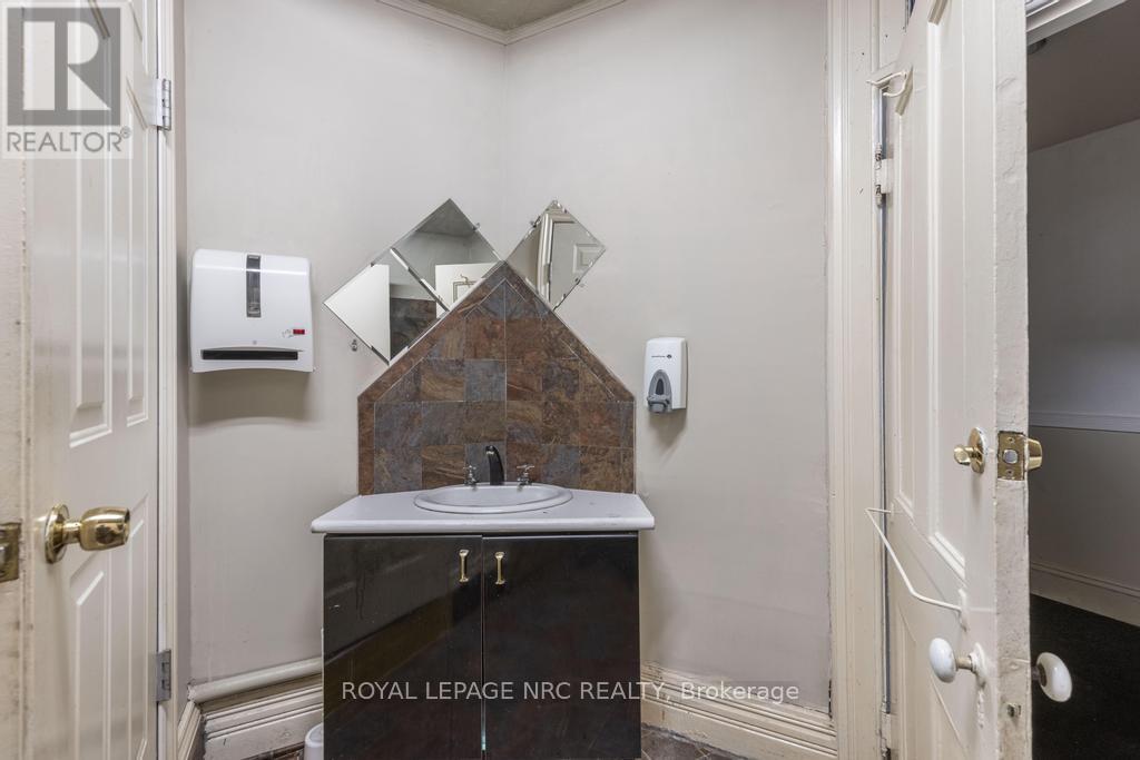 












22 ACADEMY STREET

,
St. Catharines,




Ontario
L2R4Z6

