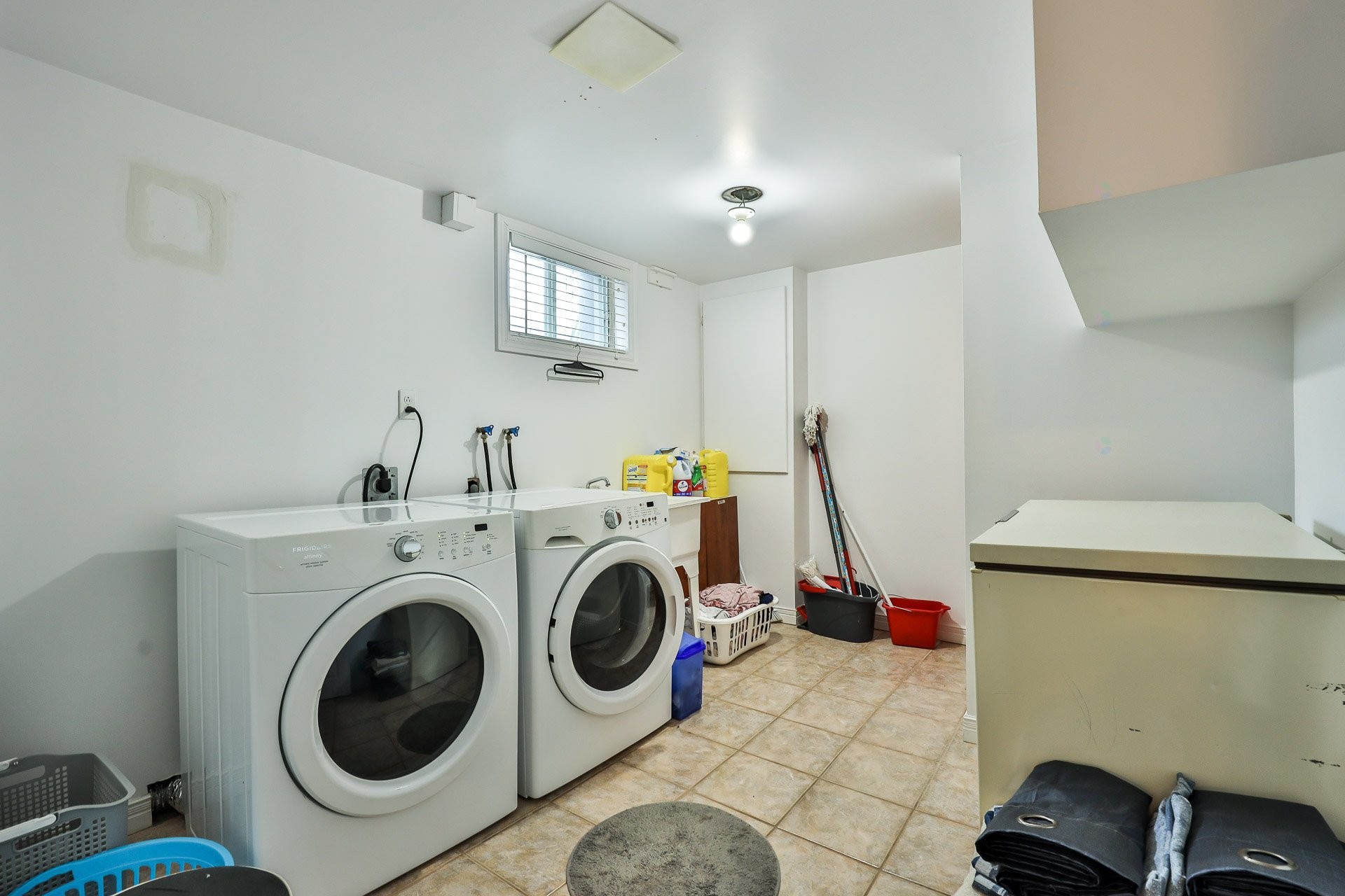 









11


Rue Rémi-Desjardins

,
Gatineau (Buckingham),




QC
J8L3G5

