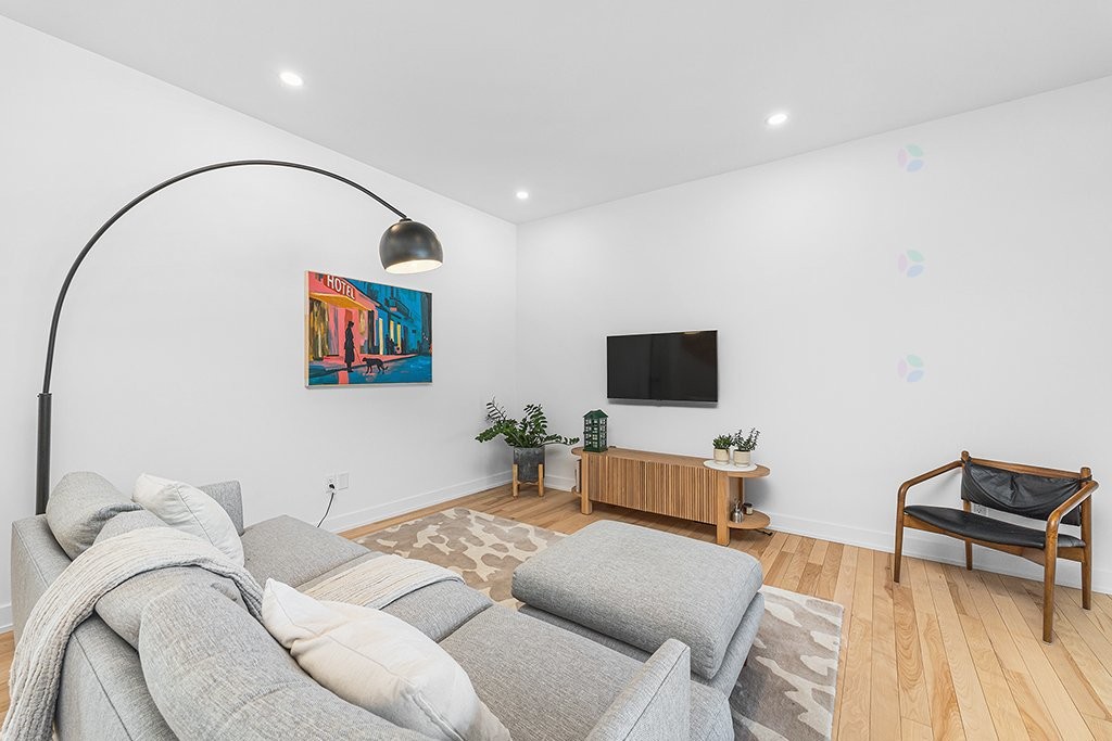 









21


Rue François-Michel

,
Gatineau (Aylmer),




QC
J9J2T7

