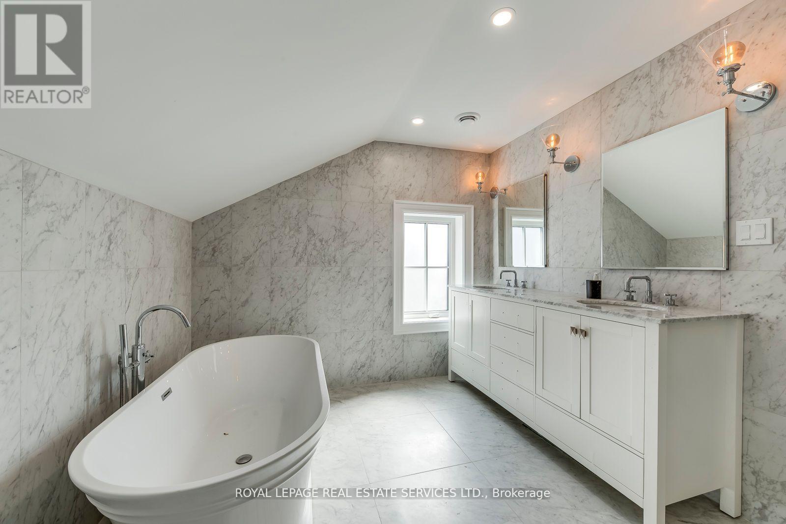 












317 QUEEN STREET S

,
Mississauga,




Ontario
L5M1M3

