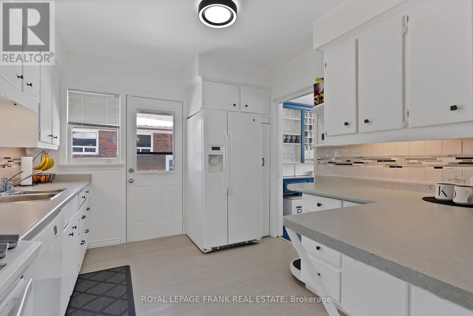 












1 DEBORAH DRIVE

,
Toronto (Woburn),




Ontario
M1H2H5

