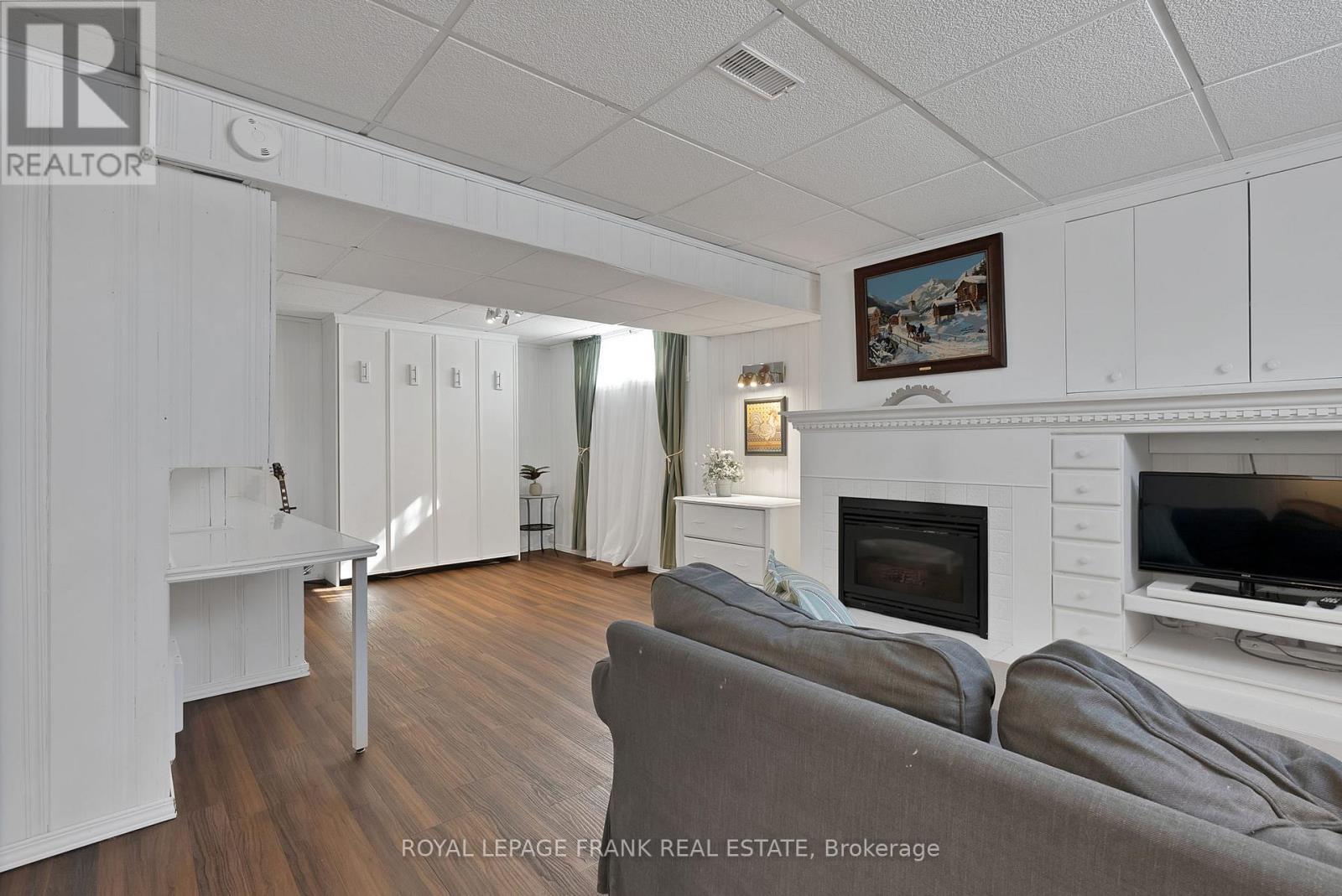 












1 DEBORAH DRIVE

,
Toronto (Woburn),




Ontario
M1H2H5

