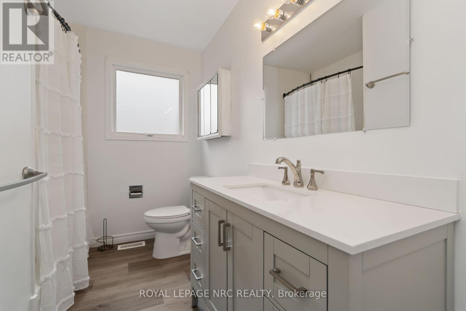 












UPPER - 46 LAKESIDE DRIVE

,
Grimsby,




Ontario
L3M2L2

