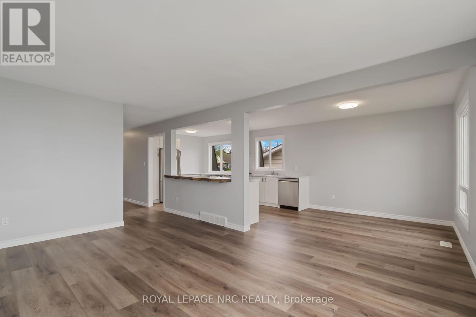 












UPPER - 46 LAKESIDE DRIVE

,
Grimsby,




Ontario
L3M2L2

