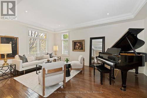 9 Ft Ceilings & 7 inch Baseboards on Main Floor