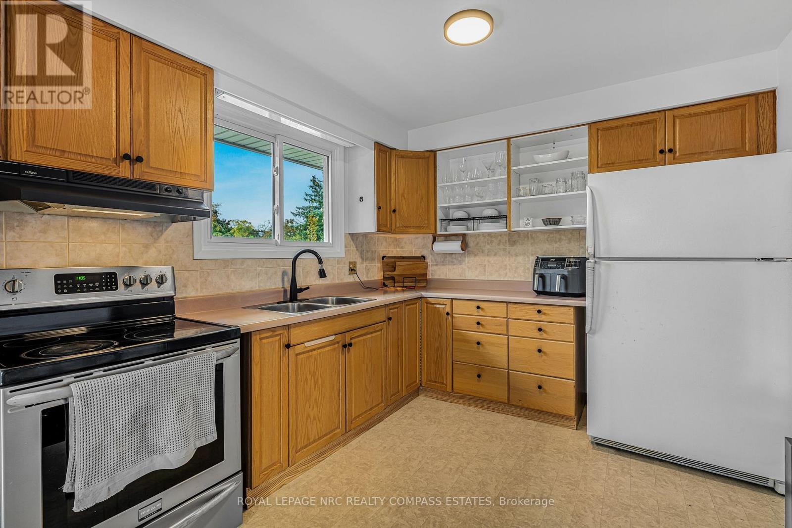 












20 PRINCE PHILIP DRIVE

,
St. Catharines (Vine/Linwell),




Ontario
L2N3H8

