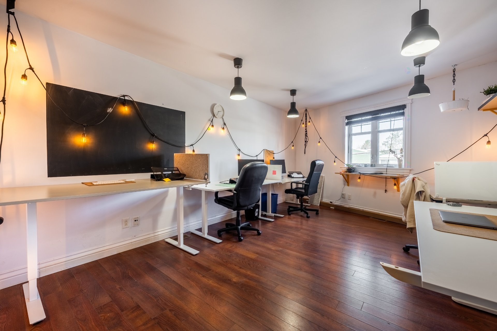 









25


Boul. Laurier

,
McMasterville,




QC
J3G1P7

