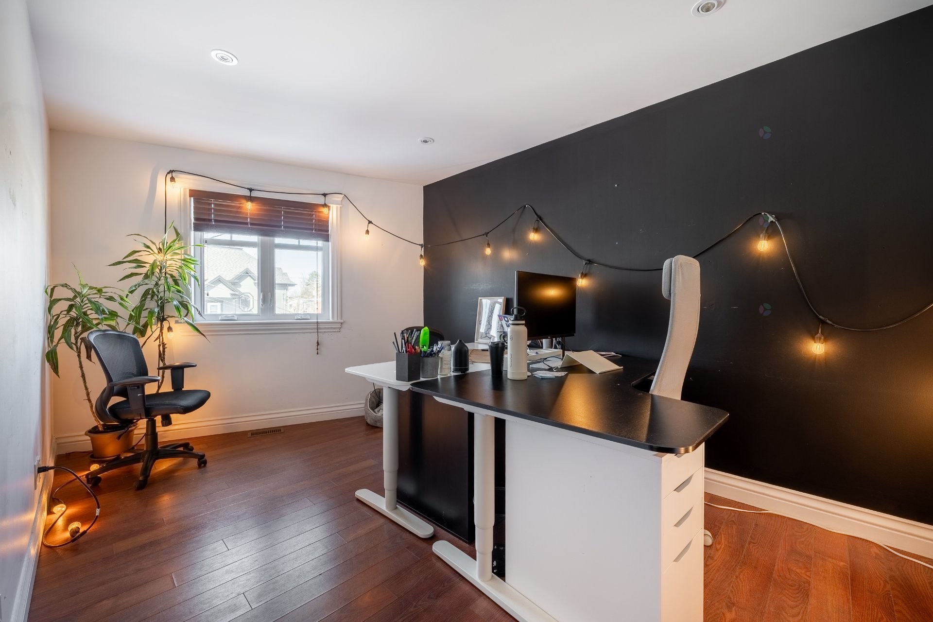 









25


Boul. Laurier

,
McMasterville,




QC
J3G1P7

