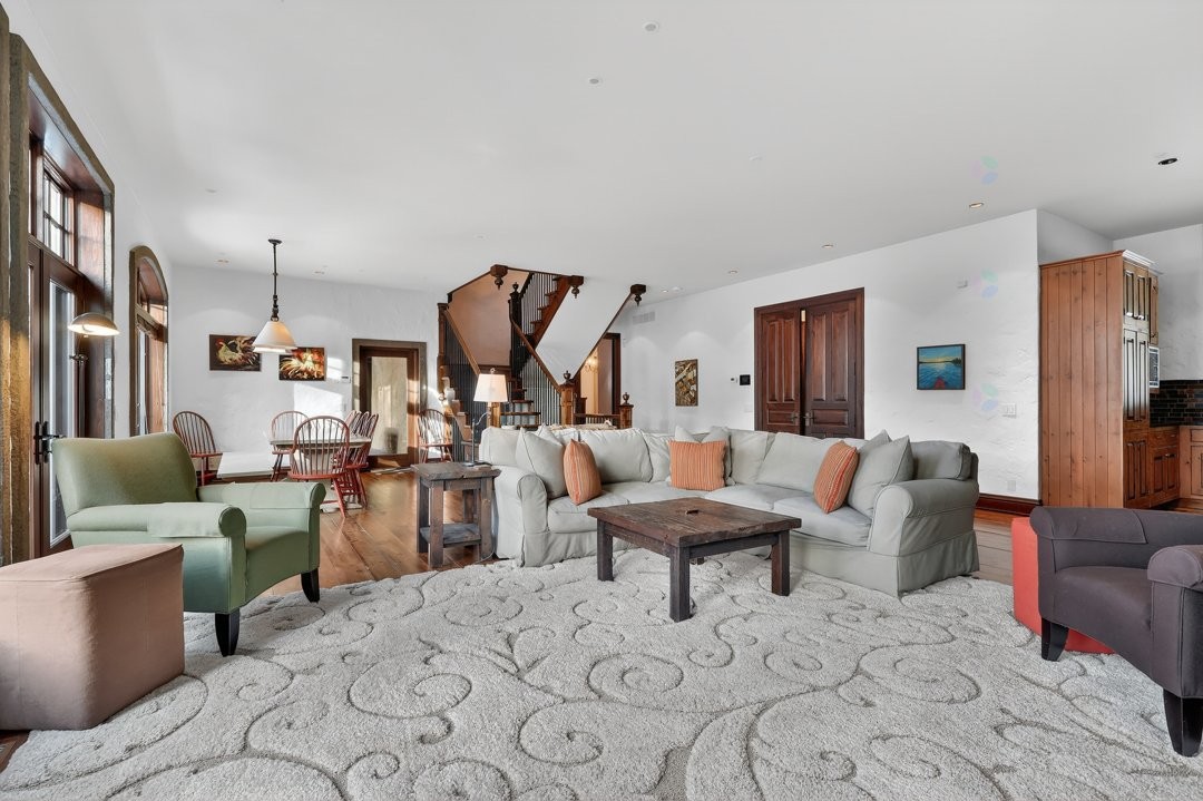 









1015


Ch. Cochrane

,
Mont-Tremblant,




QC
J8E1B1

