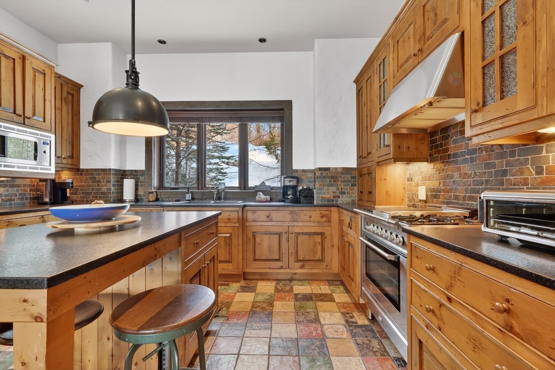 









1015


Ch. Cochrane

,
Mont-Tremblant,




QC
J8E1B1

