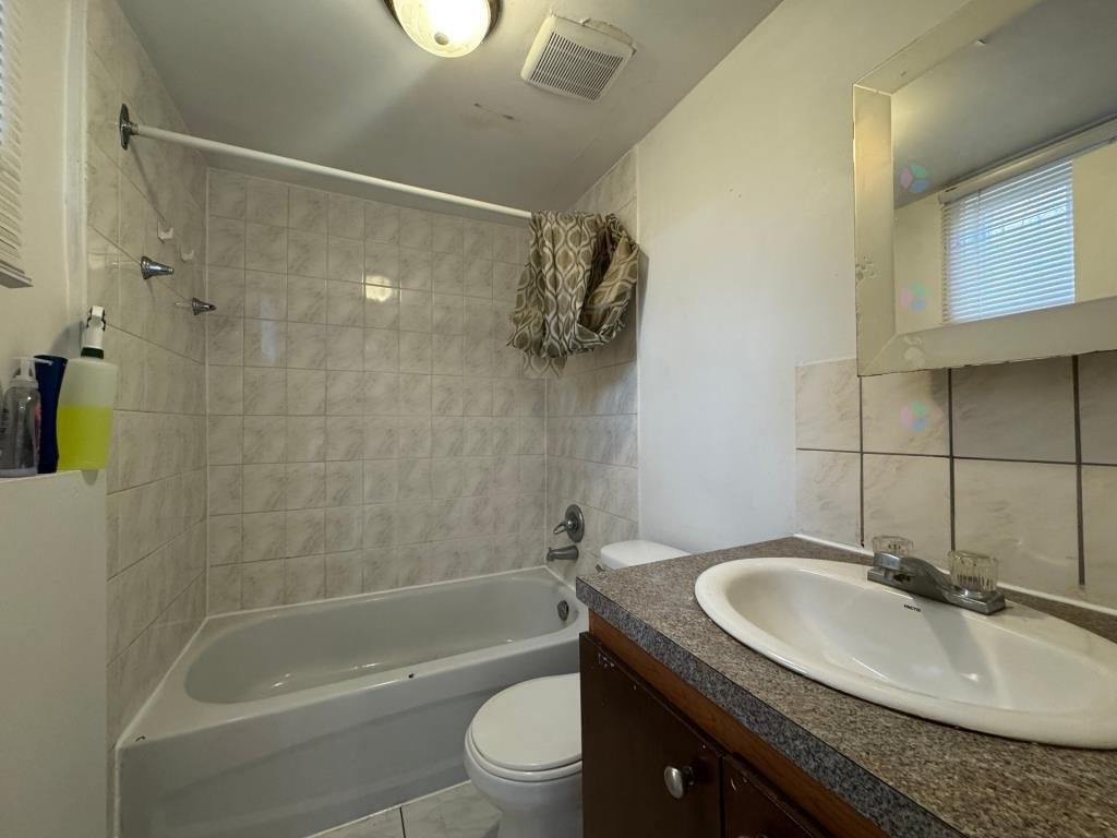 









911


Rue Front

,
Longueuil (Le Vieux-Longueuil),




QC
J4K1Z9

